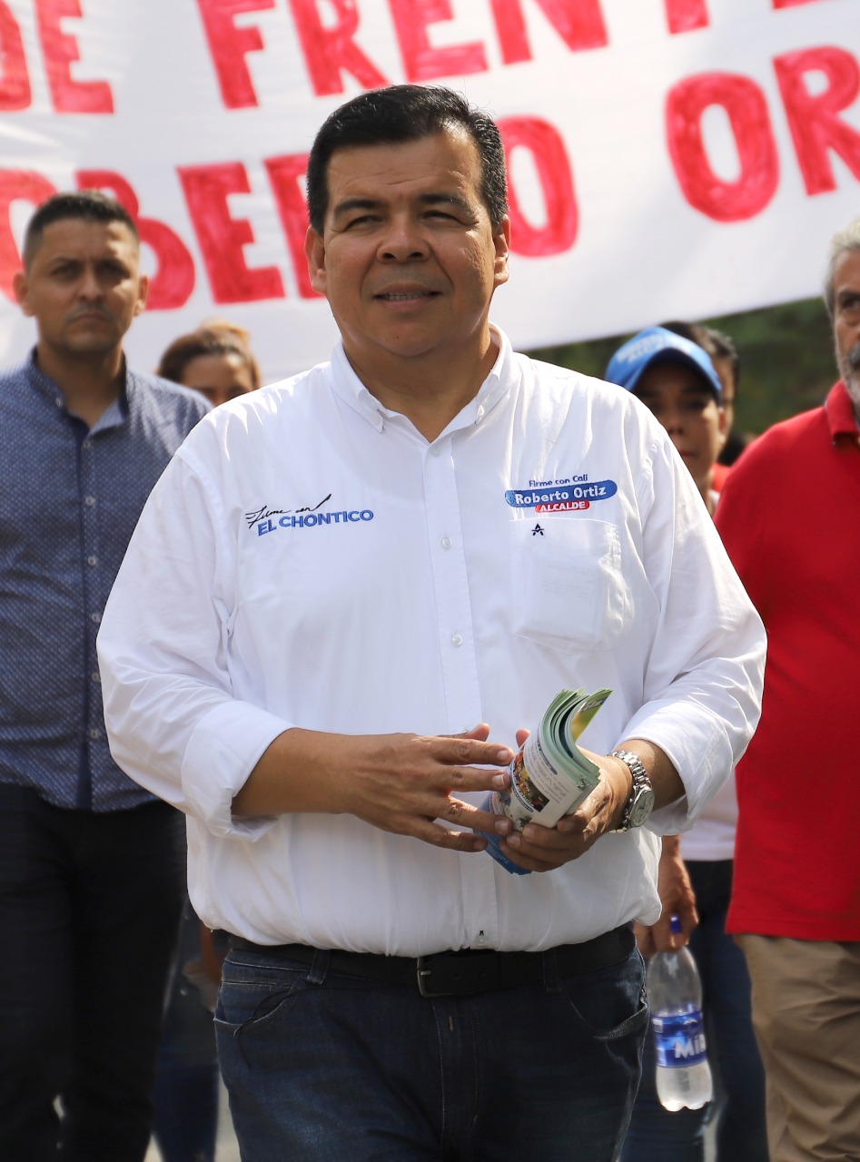 Roberto Ortiz, conocido como el "Chontico".Cortesía.De hecho, en 2007, cuando Ospina se lanzó a la Alcaldía, Ortiz lo apoyó y en esa administración fue nombrado presidente de la Plaza de Toros. Los dos rechazan todo tipo de suspicacias al explicar que la elección fue a través de una asamblea, en donde la administración municipal solo tiene el 10 % de incidencia. Aunque en el pasado tuvieron acercamientos, ahora se presentan en orillas diferentes: el candidato de la izquierda y el de la derecha, división que hace el mismo electorado, aunque no sea tan así. Ortiz reconoce en él y en Ospina las únicas fichas por las que los caleños se decidirán. “Esto ya se definió entre dos y la gente ya empezó a ver la realidad”, dijo el empresario, trayendo a colación las investigaciones de su contrincante.