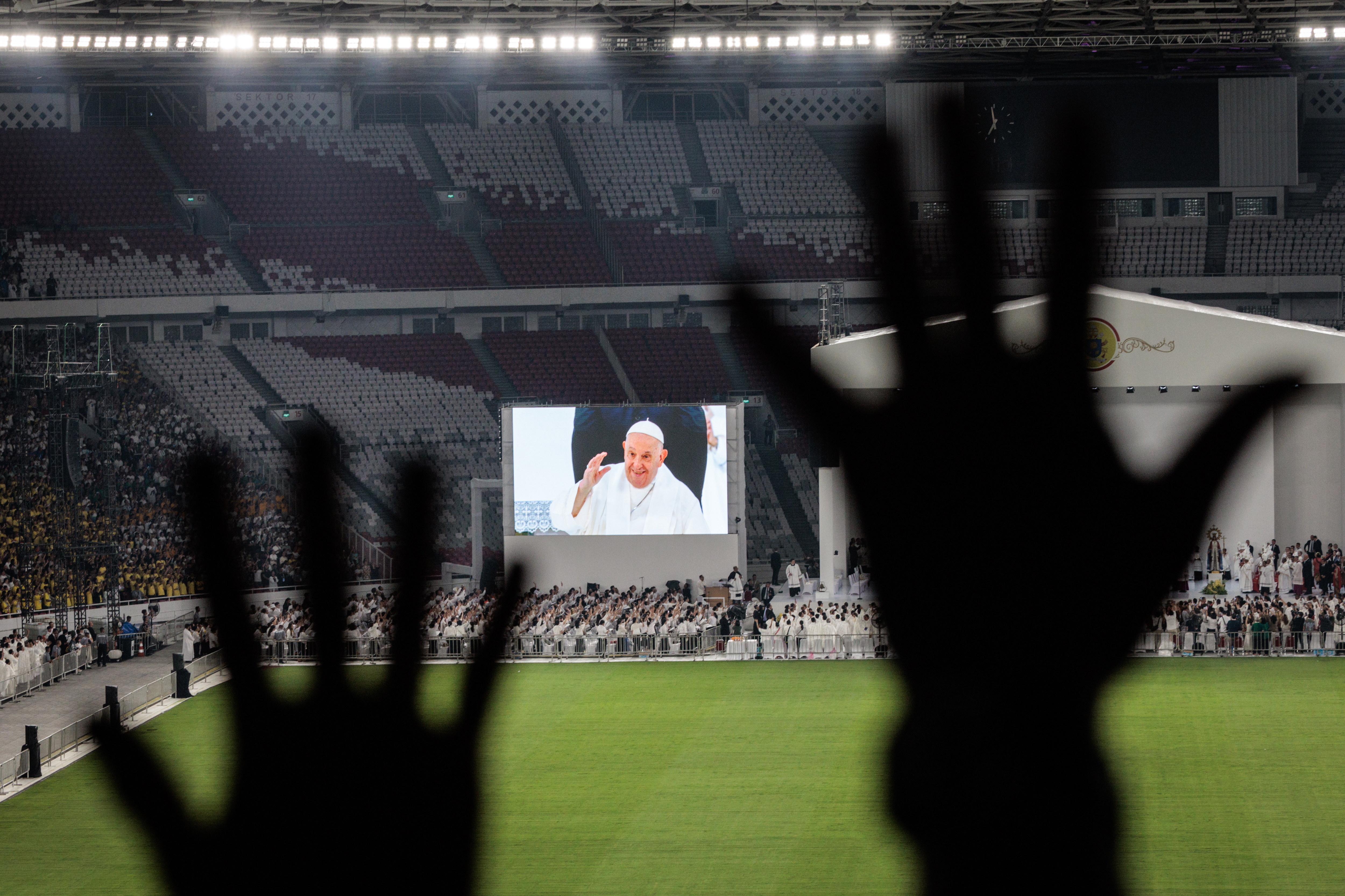 Jakarta (Indonesia), 05/09/2024.- Catholic faithful attend a holy mass led by Pope Francis at the Gelora Bung Karno Stadium in Jakarta, Indonesia, 05 September 2024. Pope Francis is on an apostolic visit to the Muslim-majority country of Indonesia from 3 to 6 September, as part of his 12-day trip to the Asia-Pacific region, which includes stops in Papua New Guinea, East Timor, and Singapore. (Papa, República Guinea, Papúa-Nueva Guinea, Papúa Nueva Guinea, Singapur, Timor Oriental, Singapur) EFE/EPA/YASUYOSHI CHIBA / POOL