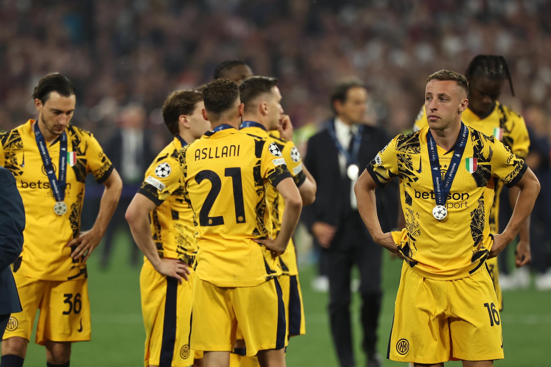 Munich (Germany), 31/05/2025.- Player of Inter looks disappointed after receiving the runner-up medals of the UEFA Champions League final between Paris Saint-Germain and Internazionale Milano in Munich, Germany 31 May 2025. (Liga de Campeones, Alemania) EFE/EPA/FILIP SINGER