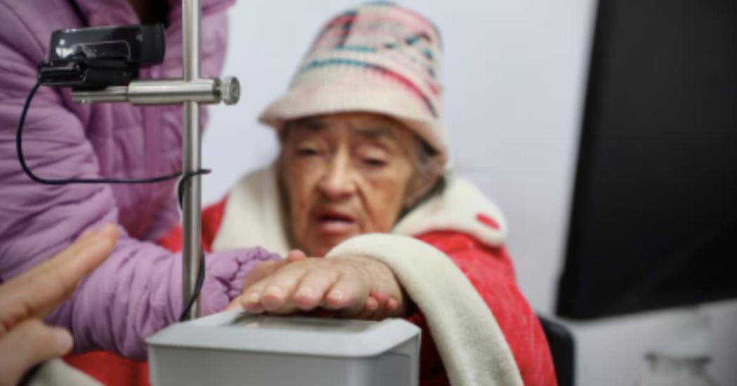 Entregan 6.200 cédulas digitales gratis a personas mayores en Bogotá