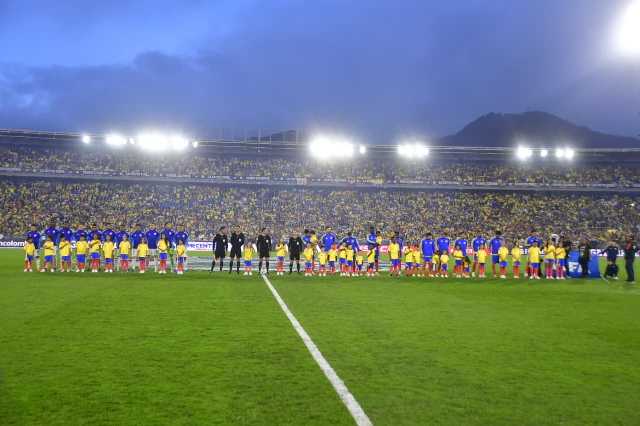 Las selecciones de Costa Rica y Colombia en el estadio Nemesio Camacho El Campín de Bogotá.