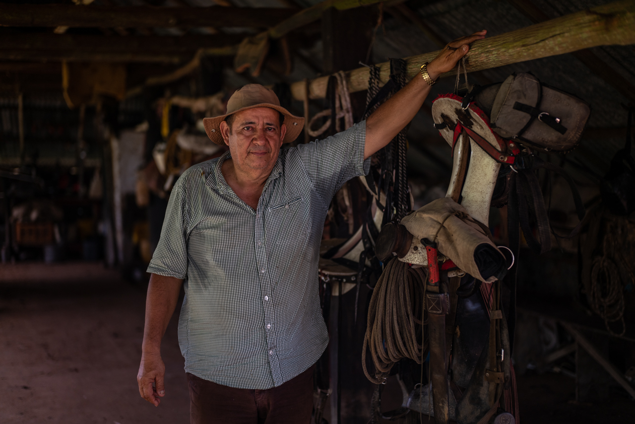 Don Gustavo nació en el municipio de San Martín, el último lugar poblado antes de ingresar a la espesura de esta sabana, desde niño aprendió a conocer la serranía montando caballo