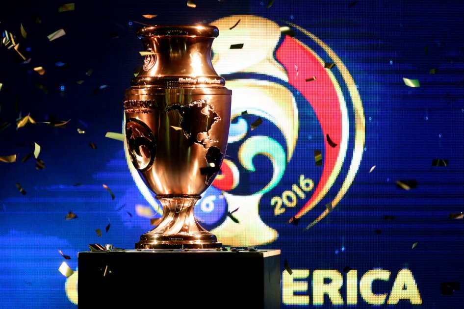 El trofeo tiene 61 centímetros de altura y casi siete kilos de peso, con una base de metal plateado y un recubrimiento de oro de 24 quilates. / EFE