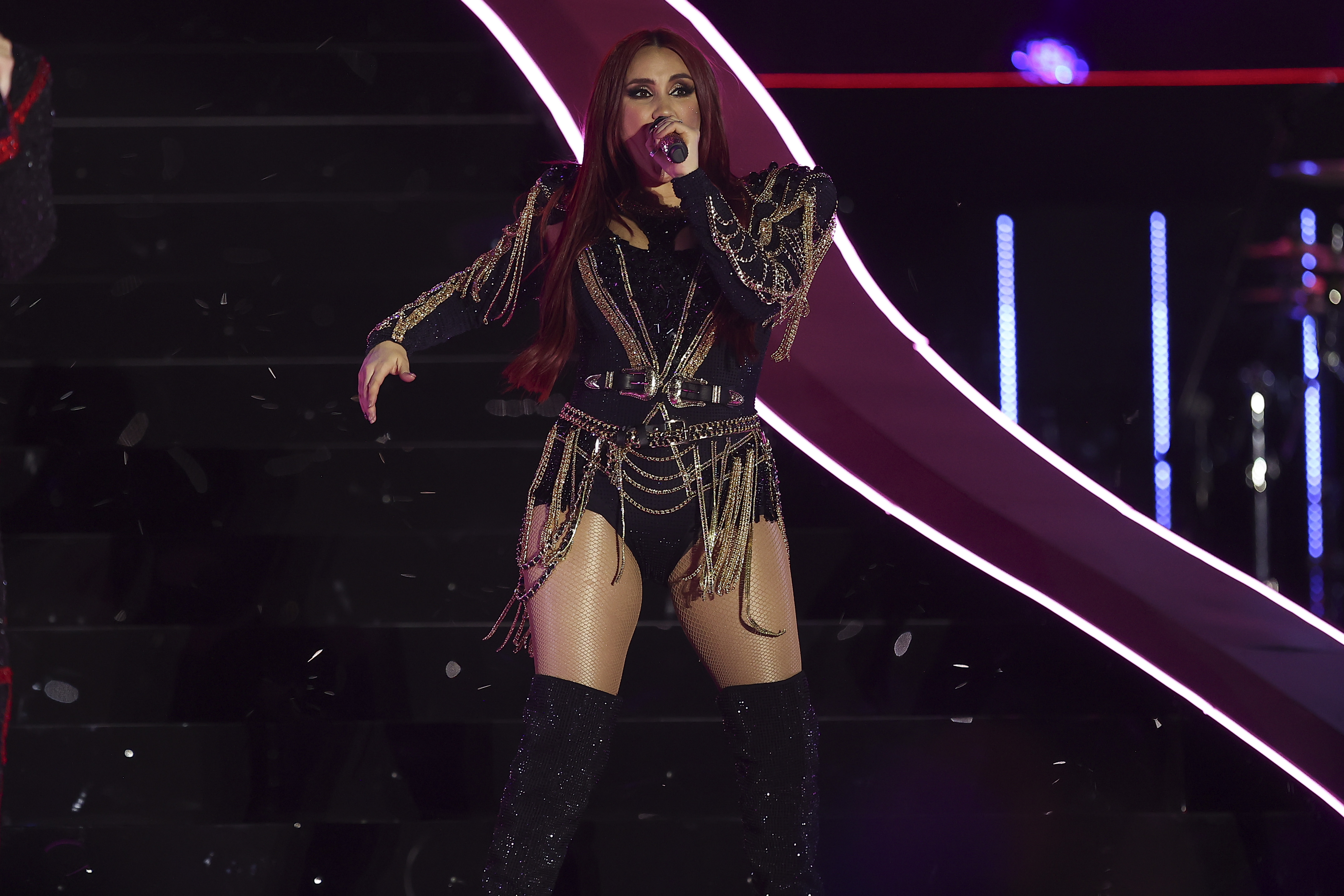 El Paso, TEXAS (ESTADOS UNIDOS) 26 ago (EFE).- El grupo musical mexicano RBD inició este viernes su gira mundial "Soy Rebelde Tour" con un primer concierto en El Paso, Texas, tras 15 años fuera de los escenarios. Considerado uno de los grupos de pop mexicanos más exitosos, nacido a raíz de la adaptación mexicana de la telenovela "Rebelde", RBD ha agotado las entradas de los más de 30 conciertos que tiene programados en Las Vegas, Nueva York o Los Ángeles, y que culminará con un concierto en el Estadio Azteca, en ciudad de México, en diciembre. EFE/Jesus Rosales