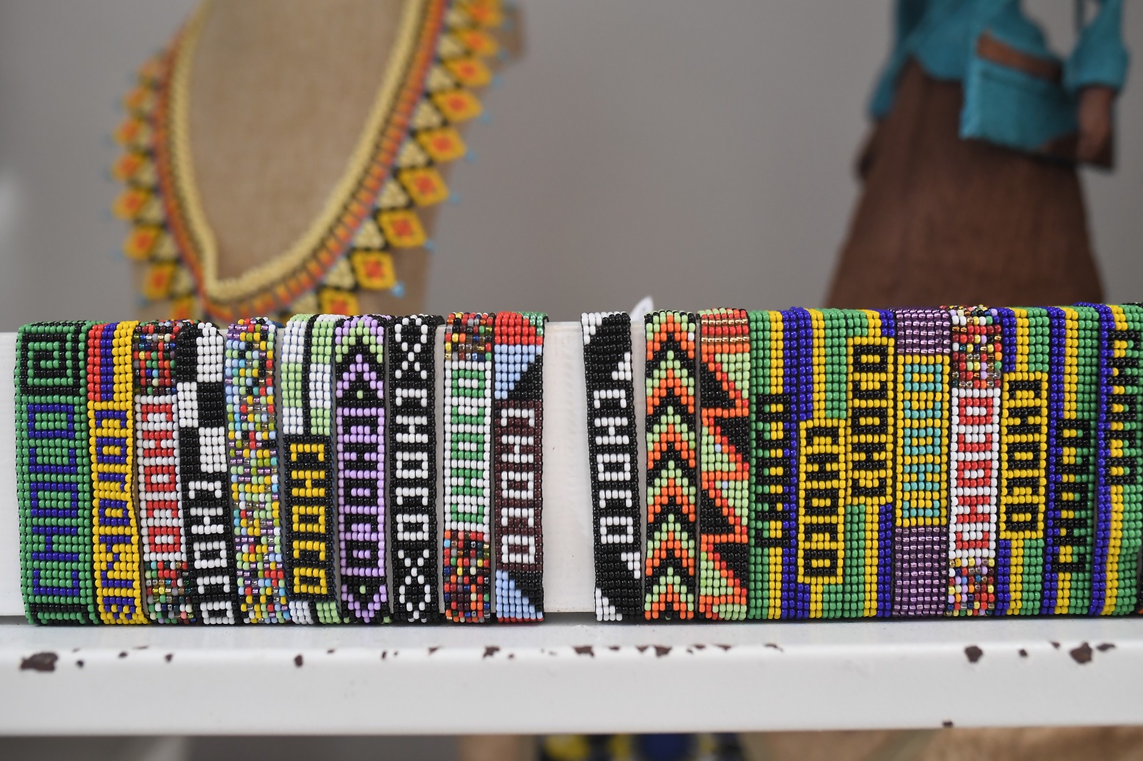La tienda artesanal recibe productos de mujeres indígenas del territorio para impulsar sus proyectos de vida y la sostenibilidad.