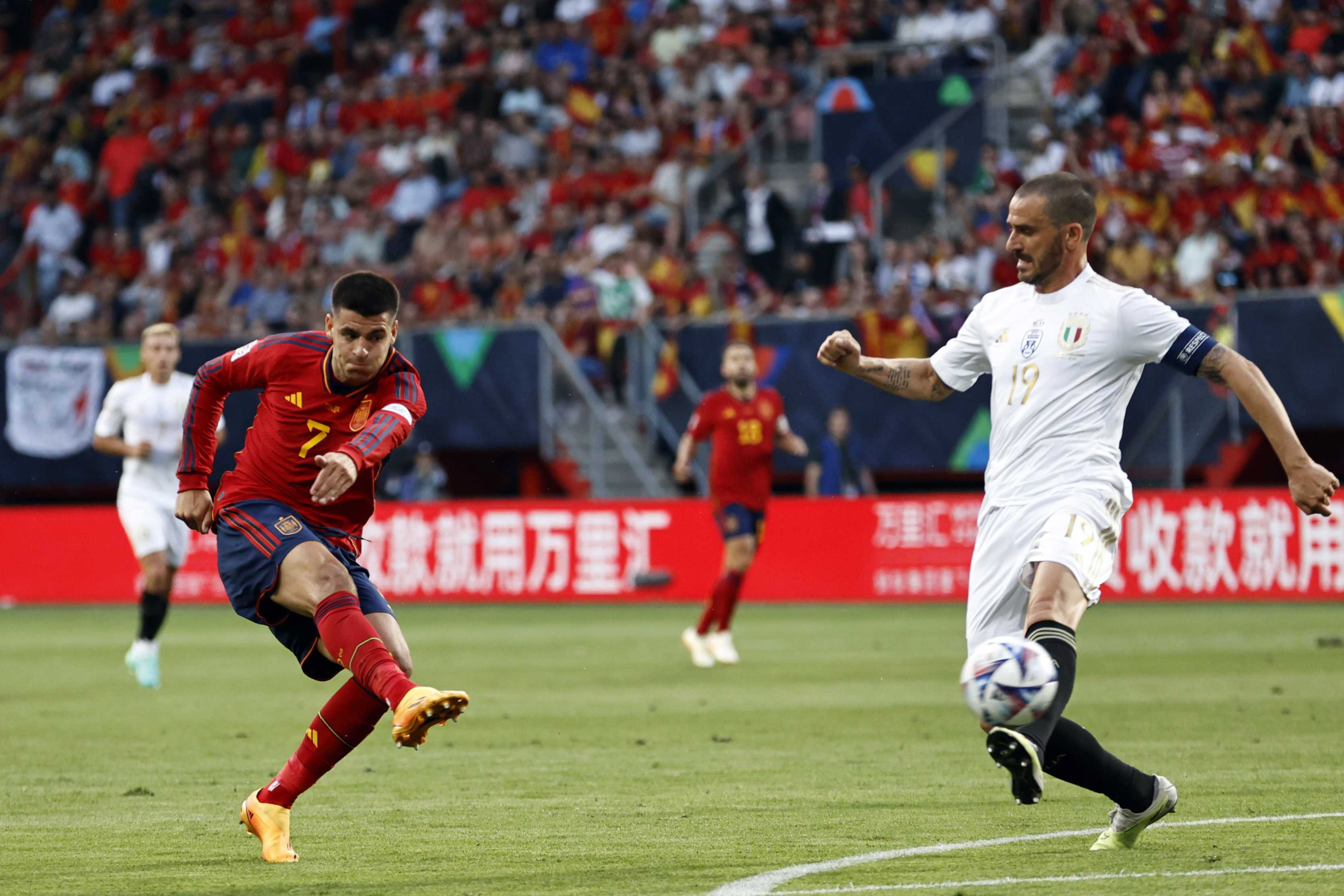 Enschede (Netherlands), 15/06/2023.- (l-r) Alvaro Morata of Spain, Leonardo Bonucci of Italy during the UEFA Nations League semi-final match between Spain and Italy at Stadion De Grolsch Veste in Enschede, Netherlands, 15 June 2023. (Italia, Países Bajos; Holanda, España) EFE/EPA/MAURICE VAN STEEN
