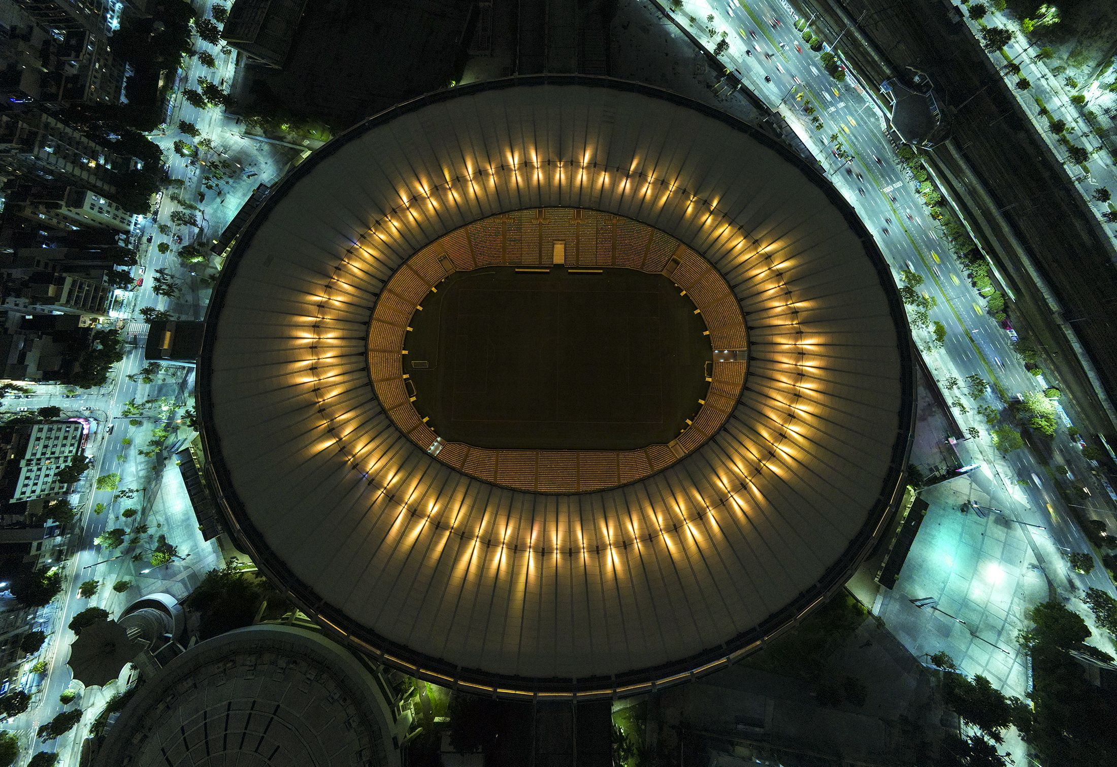 -FOTODELDÍA- AME3196. RÍO DE JANEIRO (BRASIL), 29/12/2022.- Fotografía de dron que muestra el estadio de Maracanã iluminado con los colores dorados en homenaje a Pelé hoy, en Río de Janeiro (Brasil). El brasileño Edson Arantes do Nascimento 'Pelé', considerado por muchos el mejor futbolista de todos los tiempos, murió este jueves a los 82 años, debido a las complicaciones del cáncer que padecía. EFE/ Antonio Lacerda