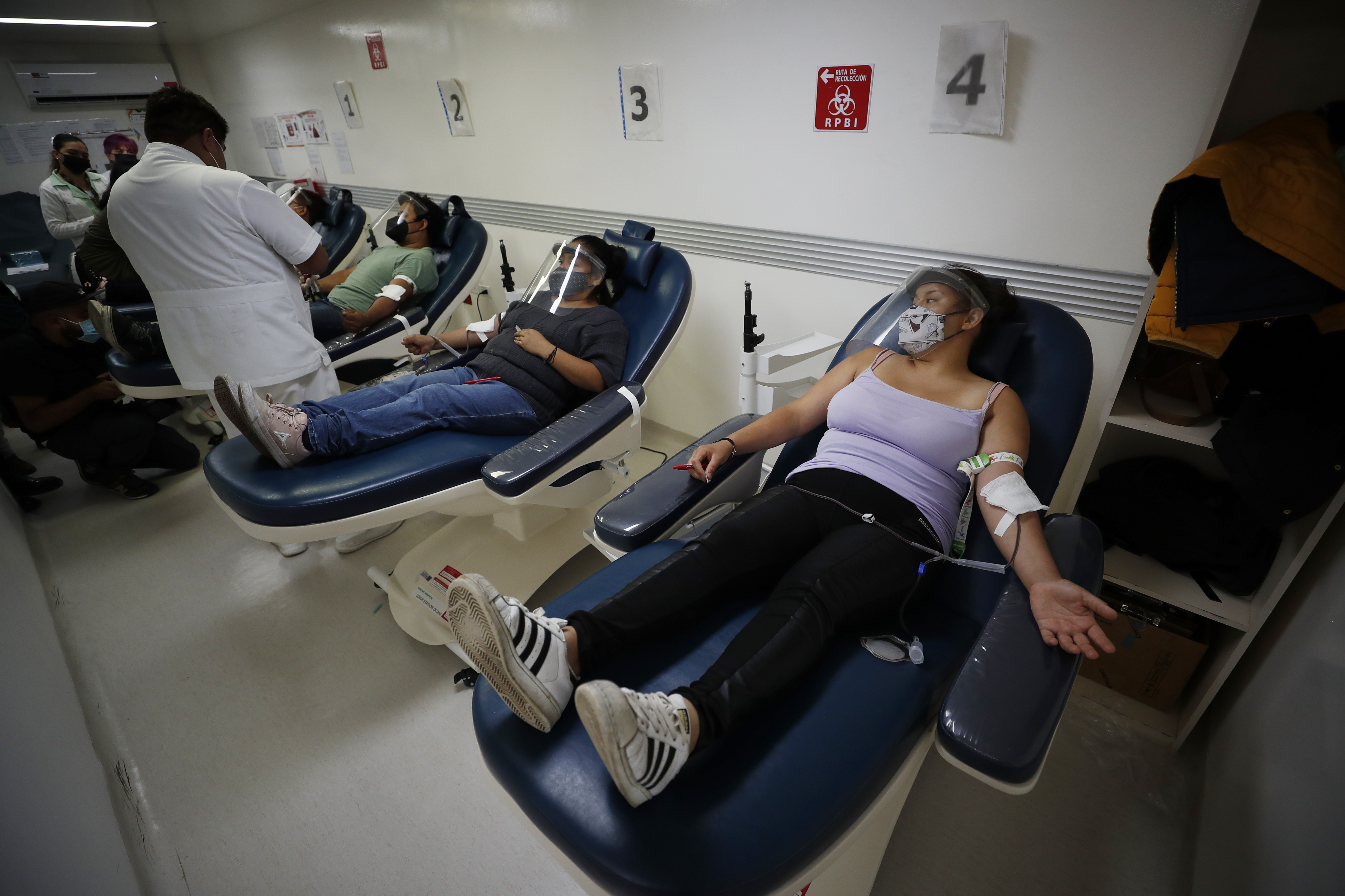 MEX6173. CIUDAD DE MÉXICO (MÉXICO), 13/06/2022.-Varias personas donan sangre hoy, en el Hospital Xoco, en Ciudad de México (México). El desconocimiento y la falta de acceso son las principales barreras para la donación altruista de sangre, una práctica que acostumbran regularmente solo el 5,2 % de los mexicanos, por lo que una aplicación busca romper estos obstáculos y ayudar a salvar más vidas. EFE/ José Méndez