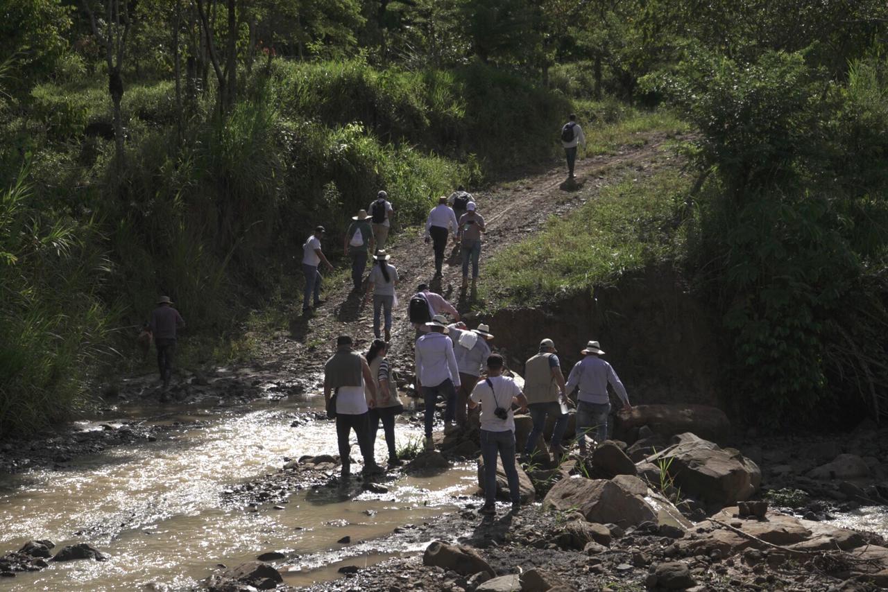 Pobladores caminando por trochas, ante la ausencia de vías.