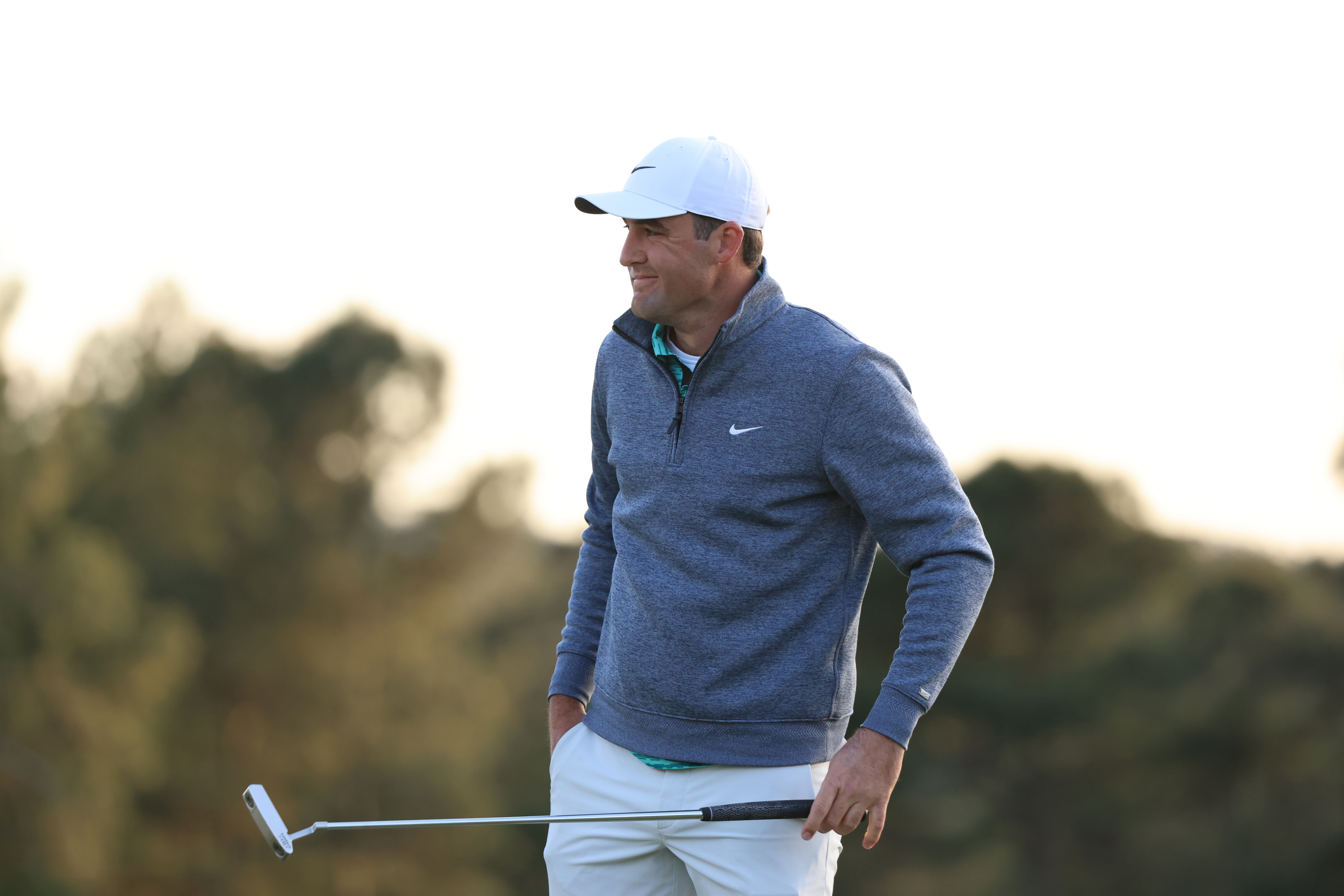Augusta (United States), 09/04/2022.- Scottie Scheffler of the US reacts after finishing on the eighteenth hole during the third round of the 2022 Masters Tournament at the Augusta National Golf Club in Augusta, Georgia, USA, 09 April 2022. The 2022 Masters Tournament is held 07 April through 10 April 2022. (Estados Unidos) EFE/EPA/JUSTIN LANE