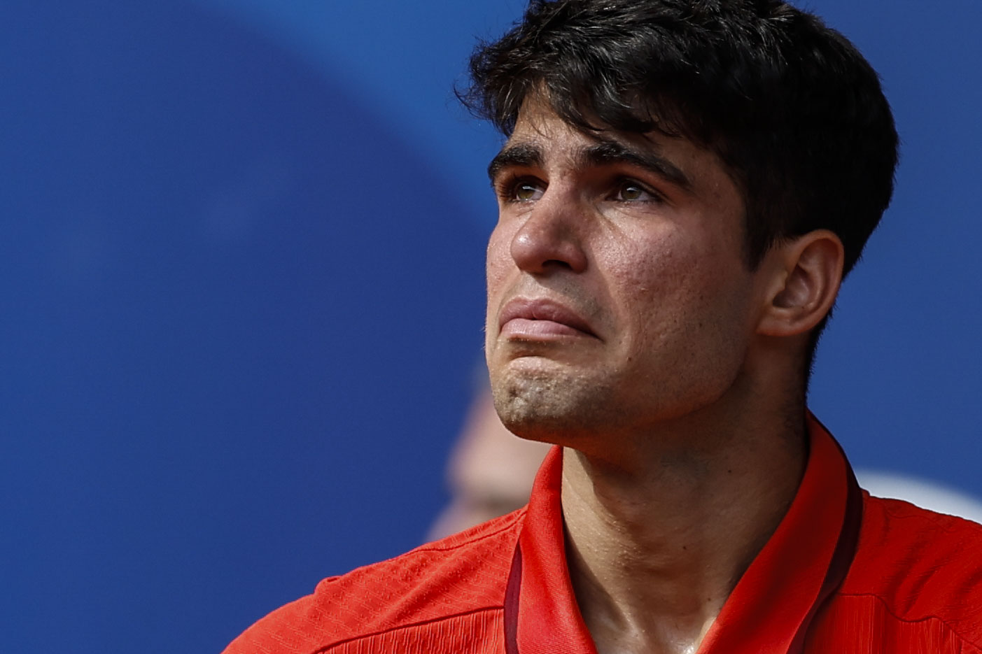 PARIS, 04/08/2024.- El tenista español Carlos Alcaraz llora al perder ante el serbio Novak Djokovic tras la final individual masculina de tenis de los Juegos Olímpicos de París 2024 este domingo, en la capital gala. EFE/Juanjo Martín