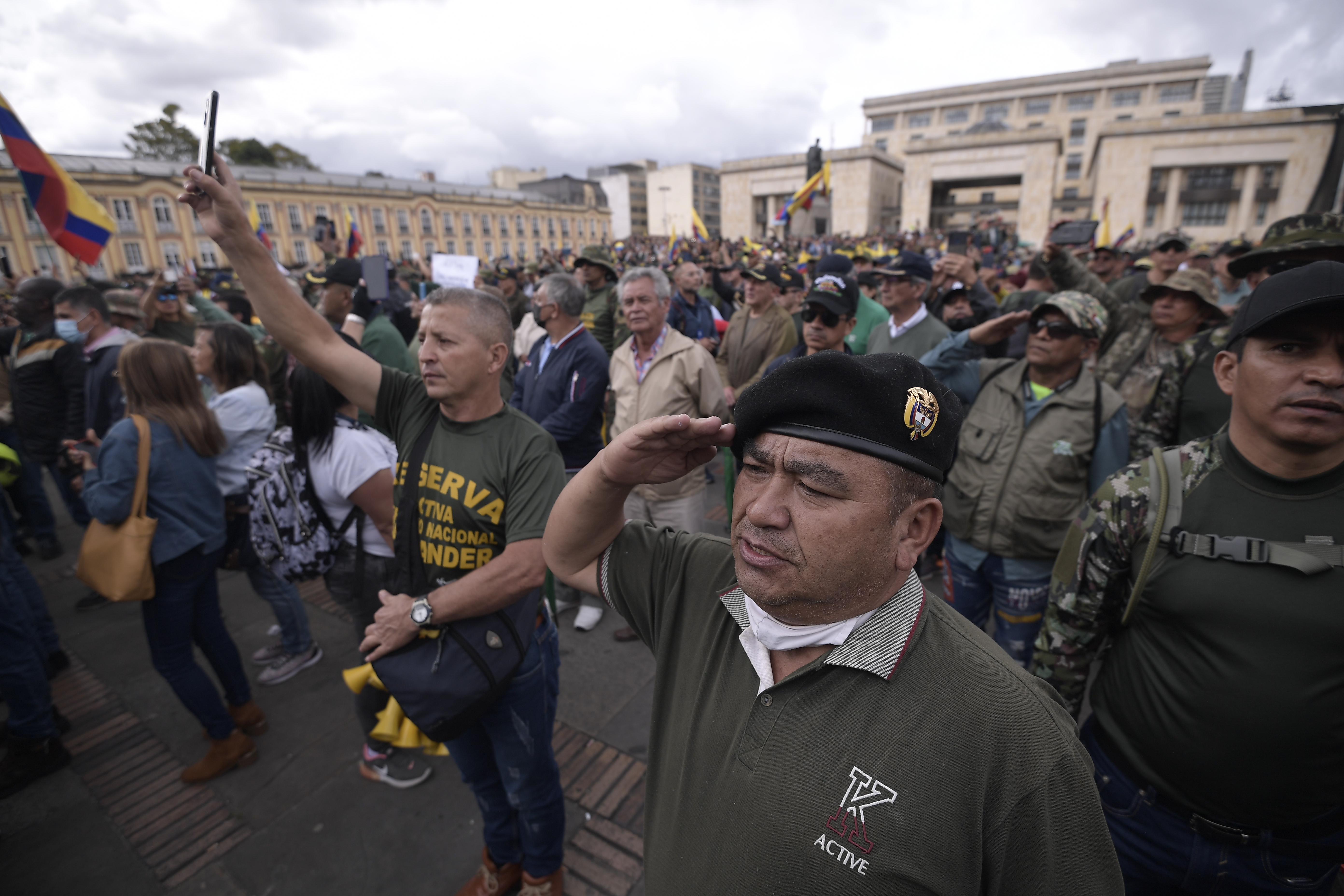 Miles de veteranos de la Fuerza Pública se concentraron este miércoles en la Plaza de Bolívar de Bogotá, para protestar contra las políticas y reformas del gobierno del presidente Gustavo Petro.