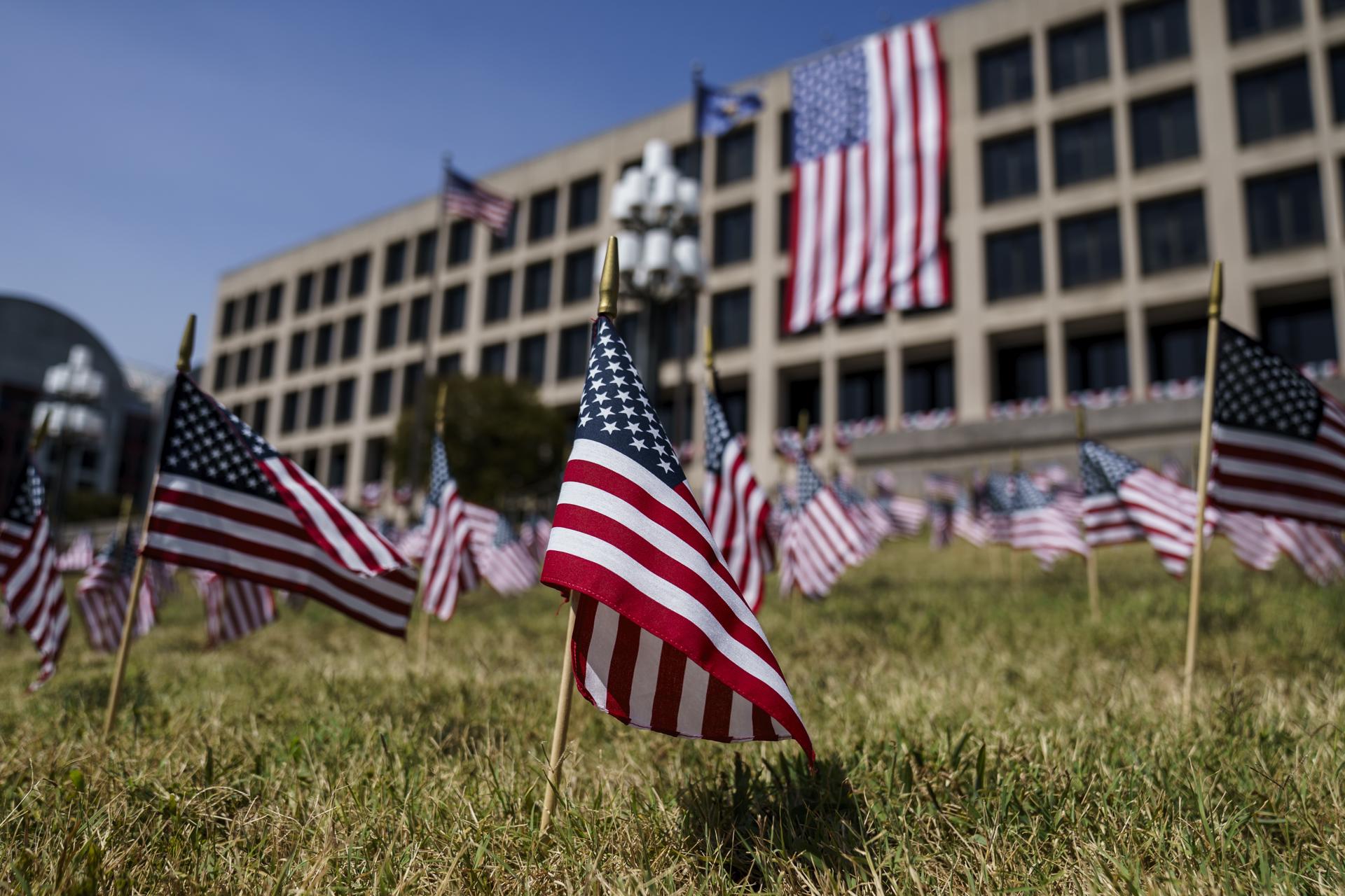 WASHINGTON (United States), 05/09/2025.- American flags outside the US Department of Labor in Washington DC, USA, 05 September 2025. The latest US Labor market report was released on 05 September showing 22,000 jobs were added to the US economy in August and also the unemployment rate rose to 4.3 percent. EFE/EPA/WILL OLIVER
