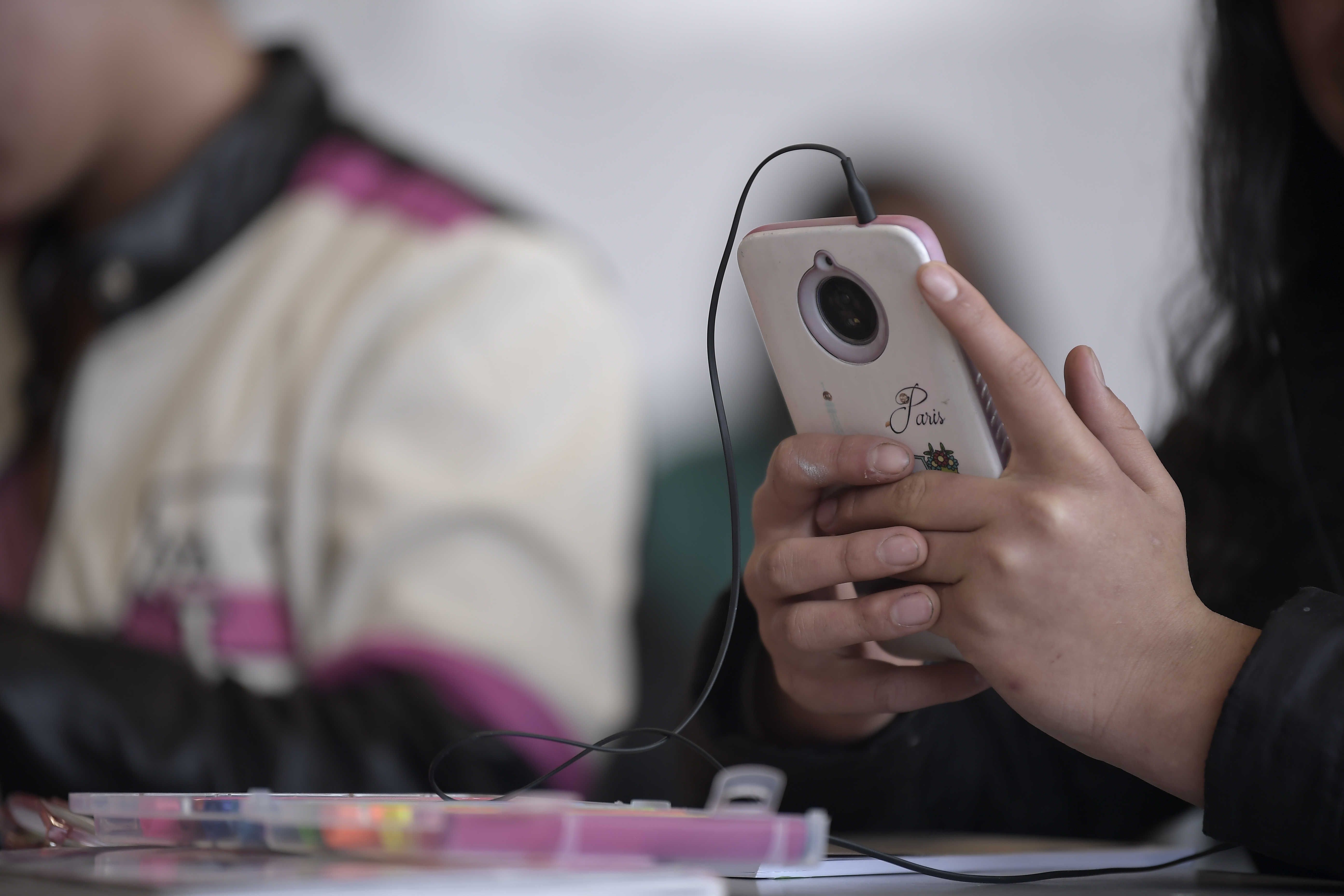 Estos investigadores creen que su celular tiene que ver con las bajas las tasas de natalidad