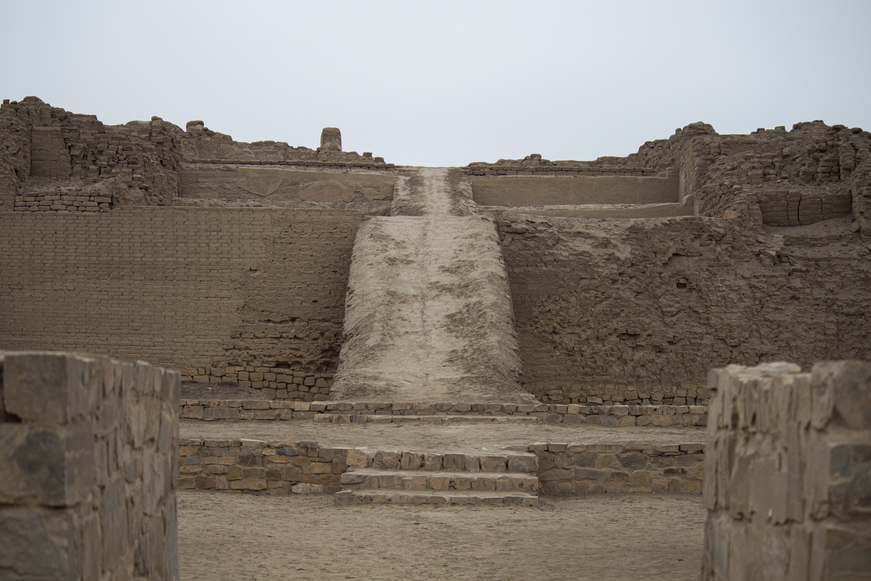 El santuario arqueológico Pachacamac se ubica cerca de la desembocadura del río Lurín, que junto a los ríos Rímac y Chillón conforman los tres valles principales de la costa centra del Perú. El santuario está inserto en tres ecosistemas distintos: el llano desértico, el valle fértil y el mar.