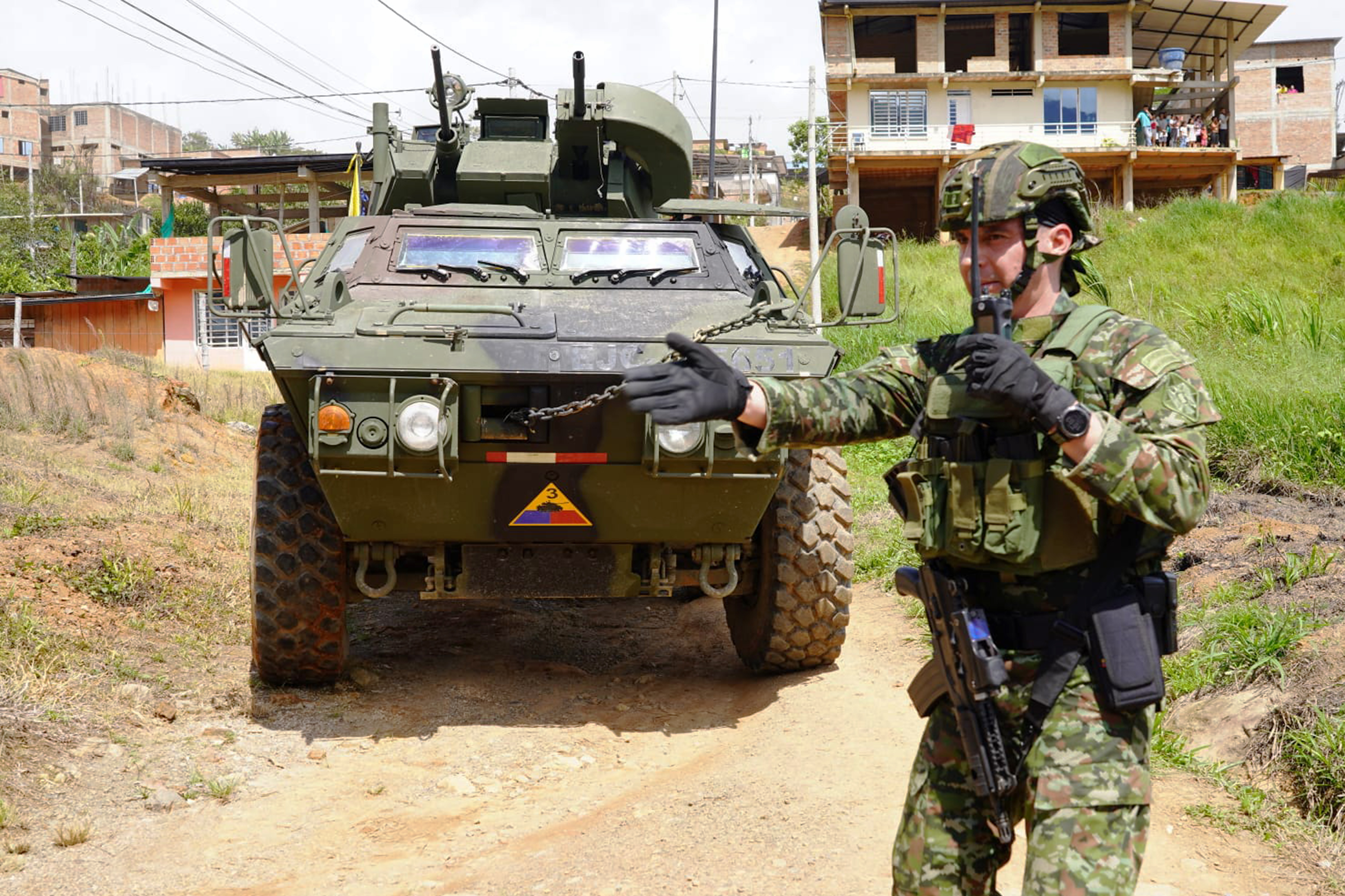 AME6838. EL PLATEADO (COLOMBIA), 13/10/2024.- Fotografía cedida por el Ejército de Colombia que muestra a un soldado con un vehículo blindado patrullando en la población de El Plateado este domingo, al suroeste de Colombia. El presidente colombiano, Gustavo Petro, envió a parte de su gabinete, incluidos ministros y directores de departamentos administrativos, a El Plateado, donde el Ejército lanzó el sábado una operación para retomar el control que tiene en la zona una disidencia de las FARC. EFE/ Ejército de Colombia /SOLO USO EDITORIAL SOLO DISPONIBLE PARA ILUSTRAR LA NOTICIA QUE ACOMPAÑA (CRÉDITO OBLIGATORIO) MÁXIMA CALIDAD DISPONIBLE