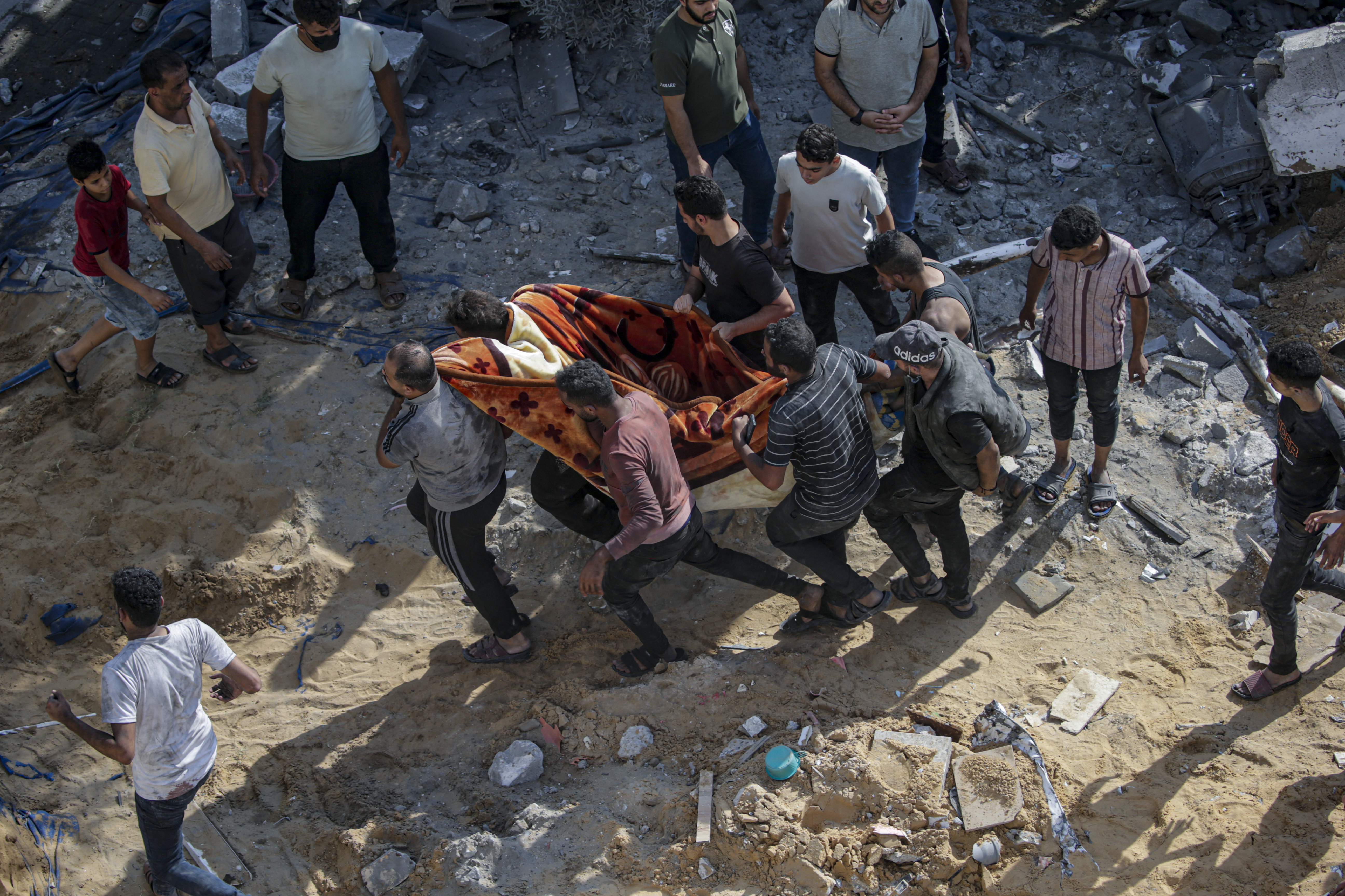 Jabaliya Town (---), 01/11/2023.- Palestinians carry the body of a deceased man following Israeli airstrikes on Al Falouja in Jabalia town, northern Gaza, 01 November 2023. More than 8,500 Palestinians and at least 1,400 Israelis have been killed, according to the IDF and the Palestinian health authority, since Hamas militants launched an attack against Israel from the Gaza Strip on 07 October, and the Israeli operations in Gaza and the West Bank which followed it. EFE/EPA/MOHAMMED SABER
