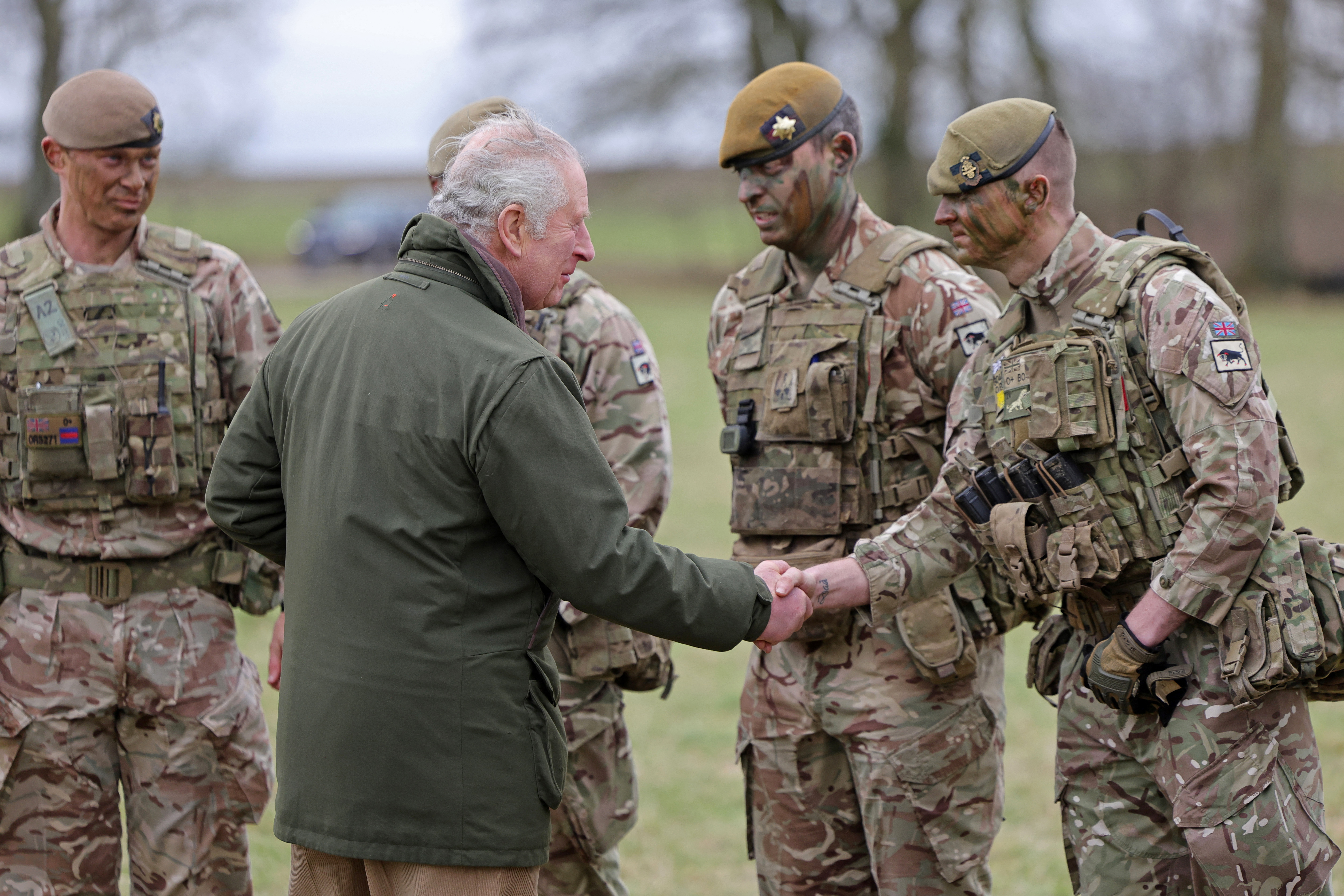 Carlos III expresa su admiración a militares ucranianos formados en Inglaterra