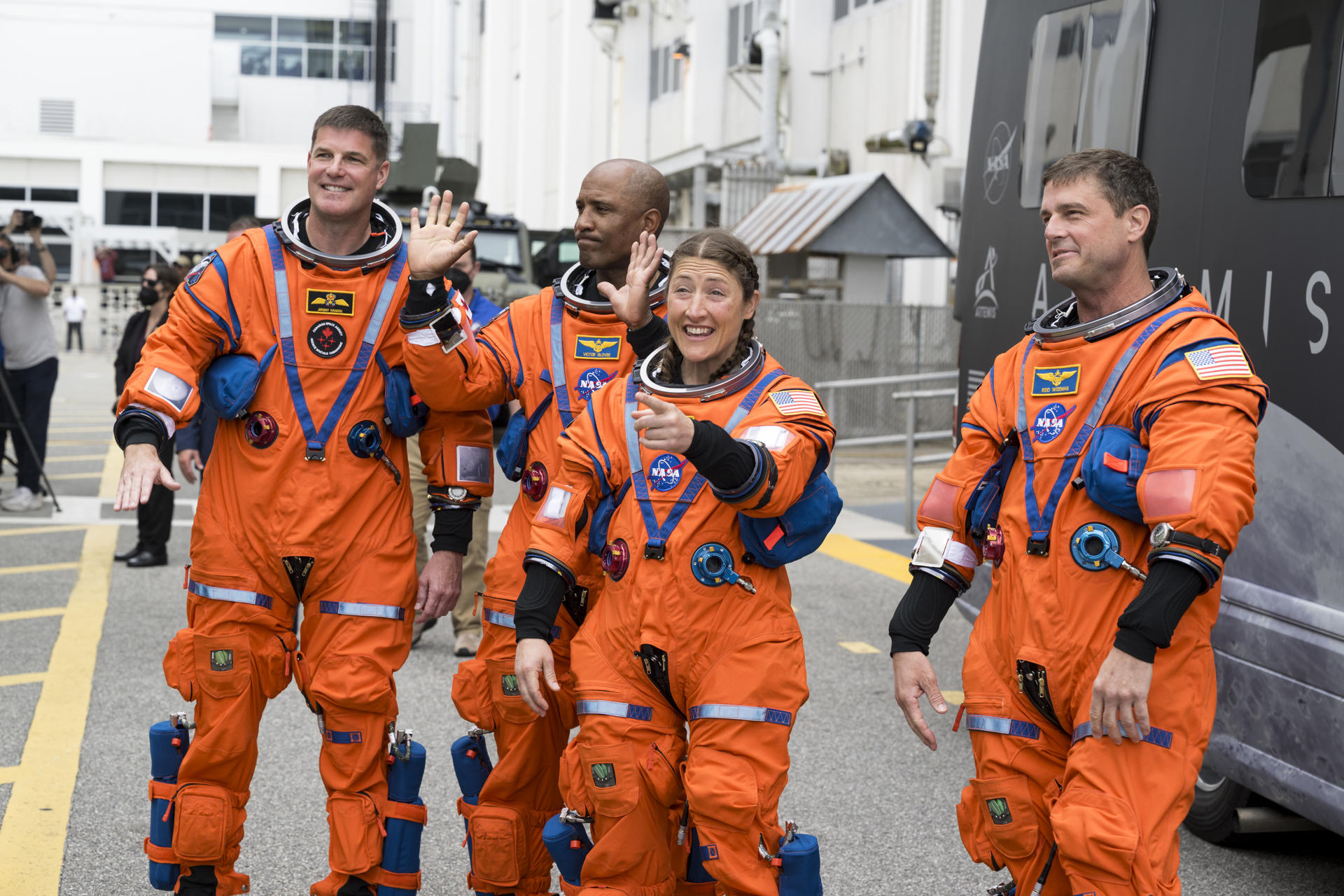 USA9643. MIAMI (ESTADOS UNIDOS), 06/04/2026.- Fotografía cedida por la NASA en la que aparecen los integrantes de la tripulación de la misión Artemis II, los astronautas de la NASA, el comandante Reid Wiseman (d), la especialista de misión Christina Koch (2-d), el piloto Victor Glover (2-i), el astronauta de la Agencia Espacial Canadiense (CSA), y el especialista de misión Jeremy Hansen, quienes saludan a sus familiares y amigos al salir del Edificio de Operaciones y Verificación Neil A. Armstrong el miércoles 1 de abril, en el Centro Espacial Kennedy de la NASA, en Florida (Estados Unidos). EFE/Aubrey Gemignani/NASA /SOLO USO EDITORIAL /NO VENTAS /SOLO DISPONIBLE PARA ILUSTRAR LA NOTICIA QUE ACOMPAÑA /CRÉDITO OBLIGATORIO