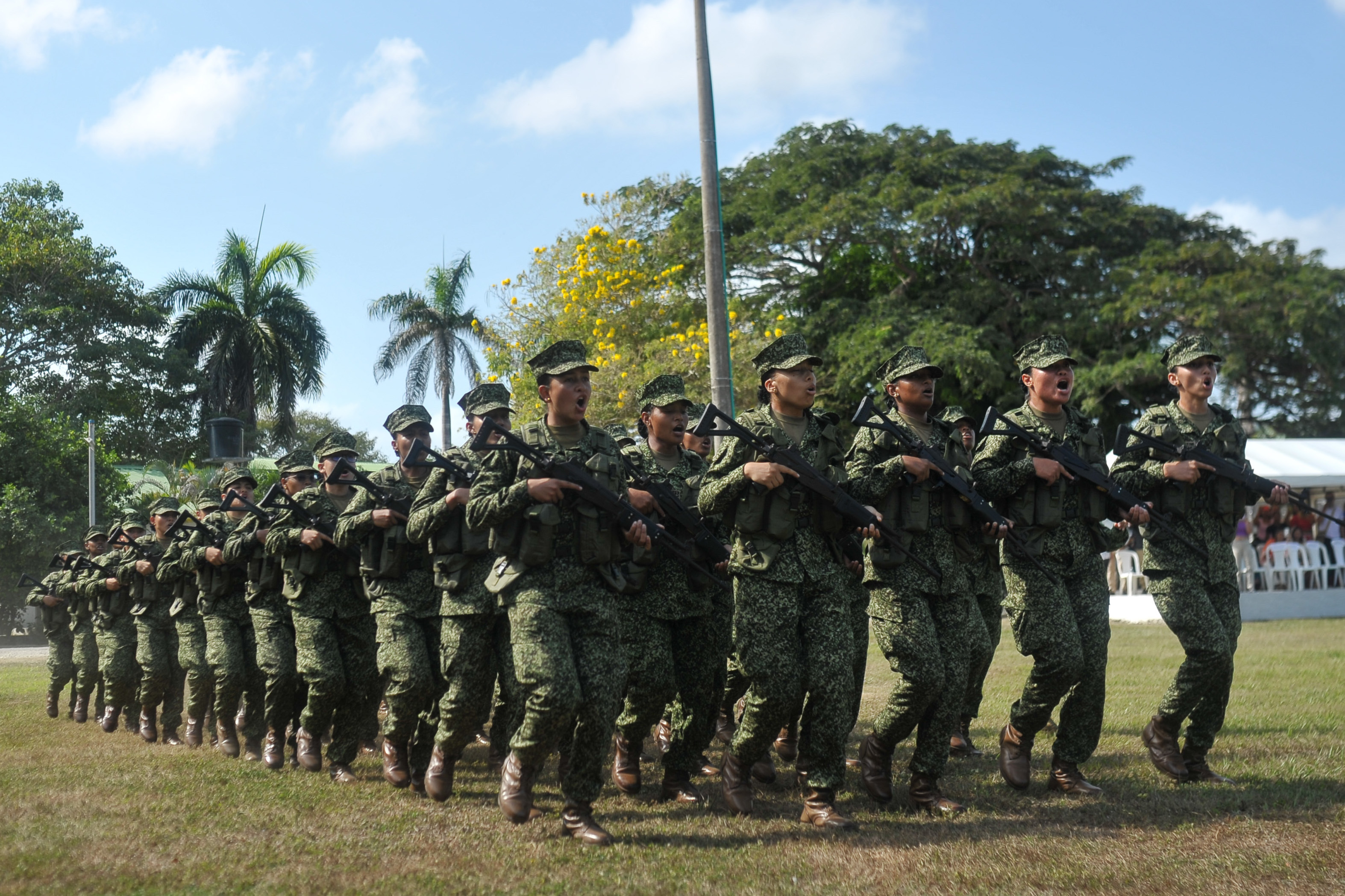 Por primera vez, 60 mujeres se convirtieron en infantes de Marina