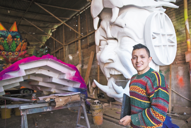 Un vistazo al futuro de las carrozas del Carnaval de Blancos y Negros