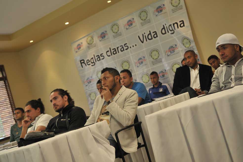 Los jugadores de fútbol defienden sus derechos