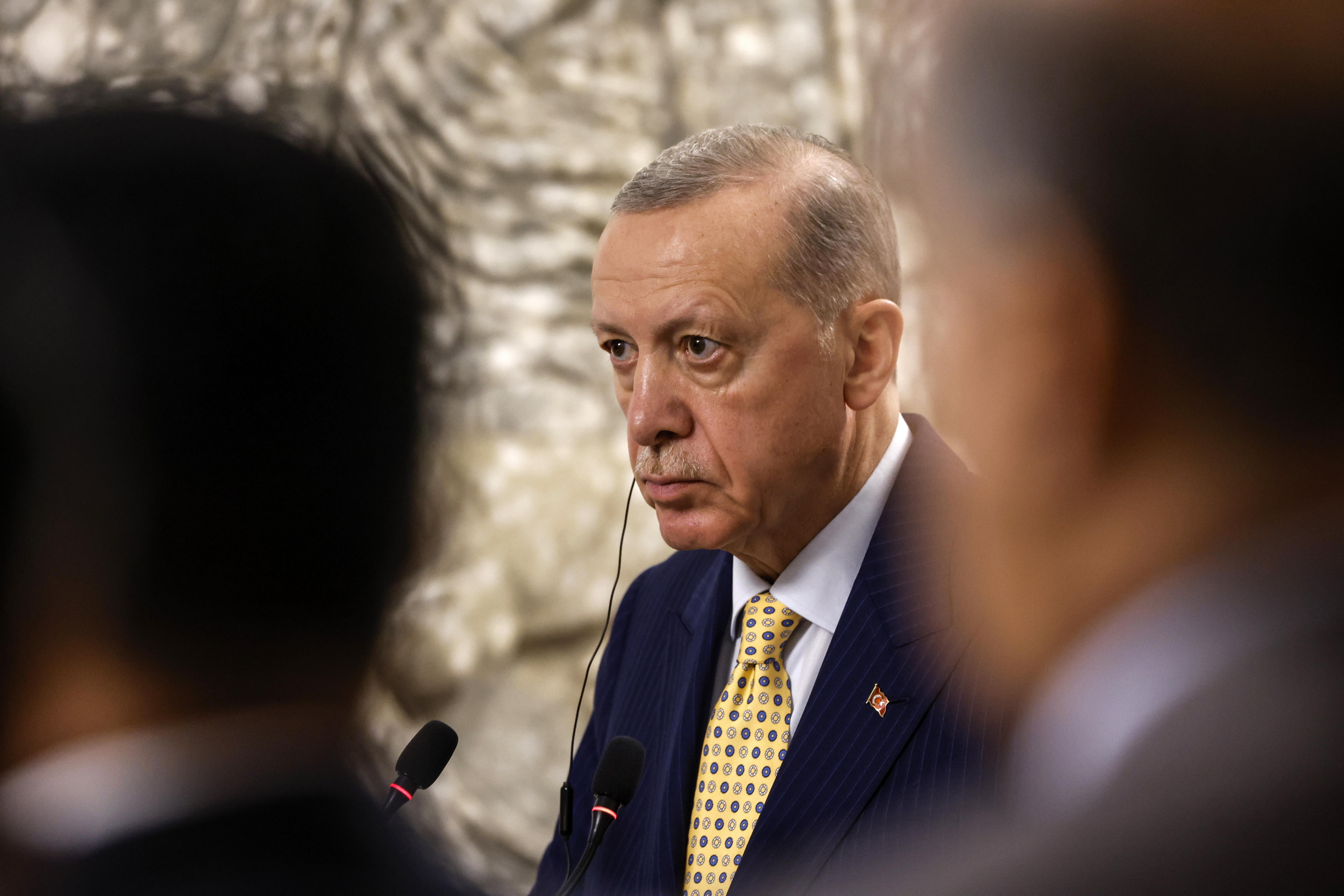 Baghdad (Iraq), 22/04/2024.- Turkish President Recep Tayyip Erdogan attends a press conference with Iraq's prime minister during the former's visit to Baghdad, Iraq, 22 April 2024. (Turquía, Bagdad) EFE/EPA/Thaier Al-Sudani / POOL