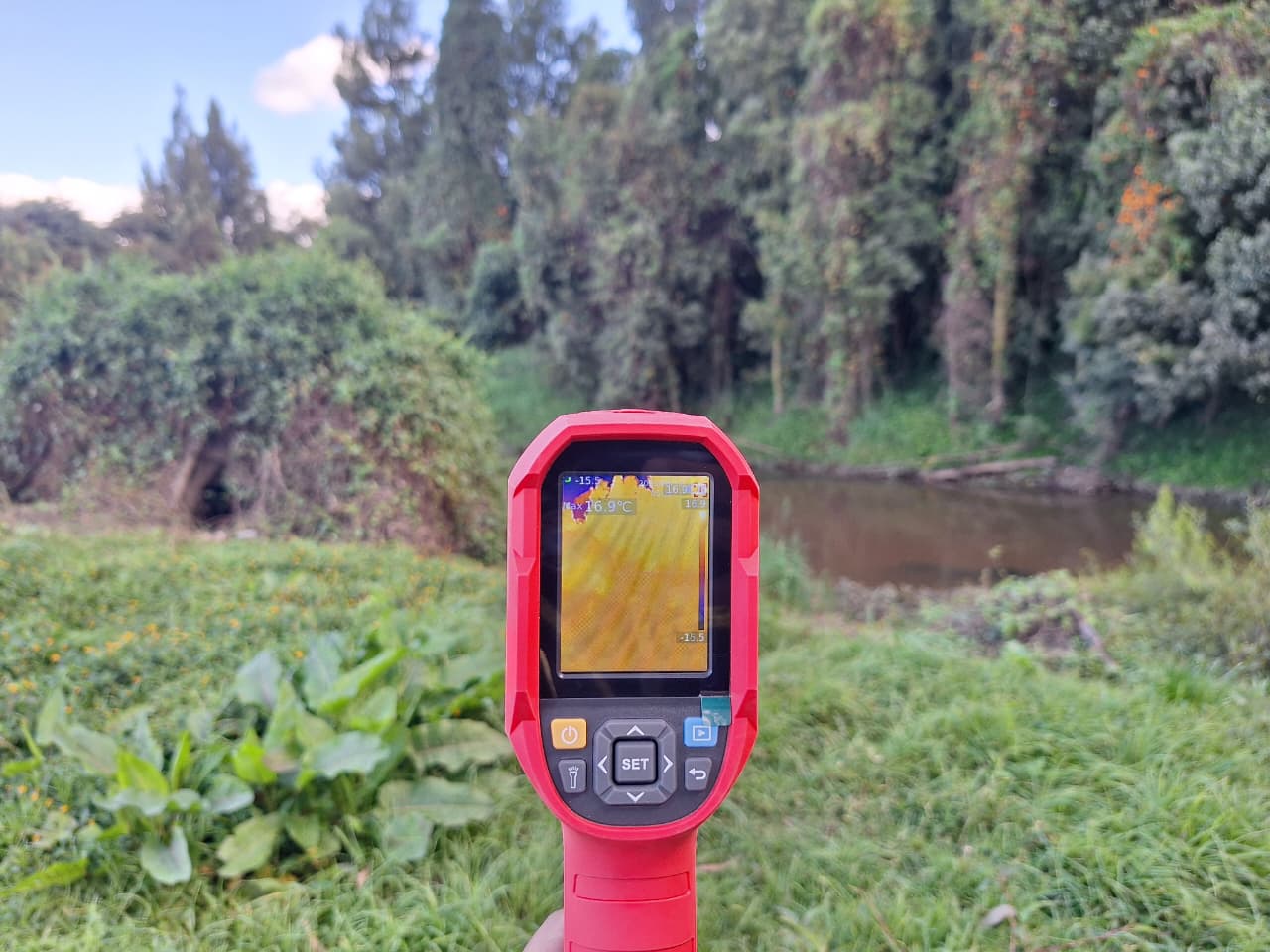 Bomberos busca a la niña desaparecida en zona rural de Cajicá.