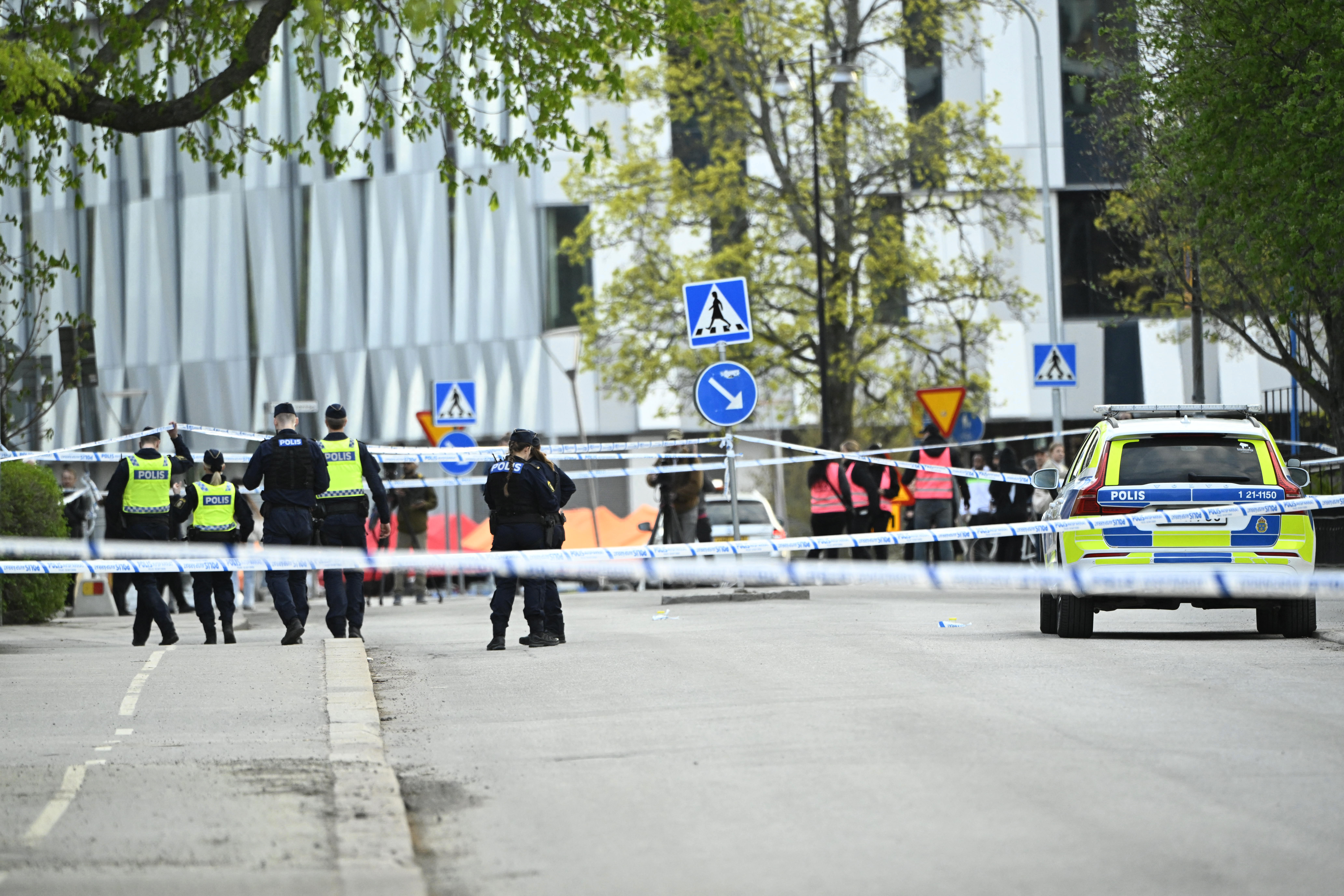 Capturan a sospechoso de tiroteo en peluquería en Suecia que huyó en patineta
