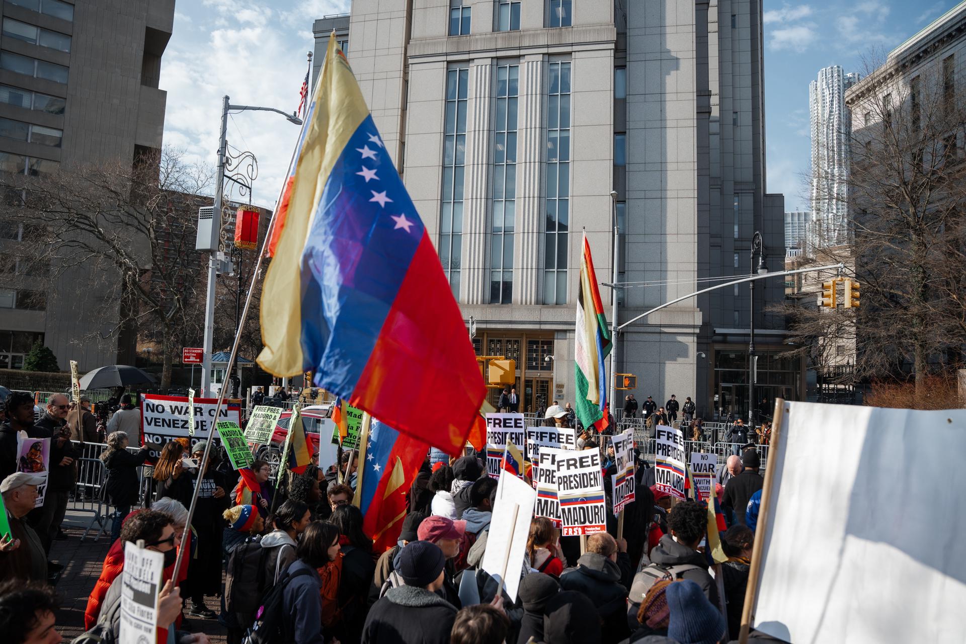 New York (United States), 26/03/2026.- Pro-Maduro protesters and counter demonstrators rally outside a federal courthouse, in New York, New York, USA, 26 March 2026. Former Venezuelan President Nicolas Maduro is scheduled to appear before a judge on 26 March for a pre-trial hearing. (Nueva York) EFE/EPA/OLGA FEDOROVA