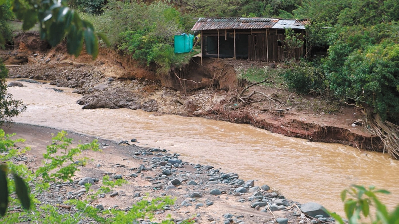 Lluvias dejan 203 muertos y más de 450.000 damnificados en el país