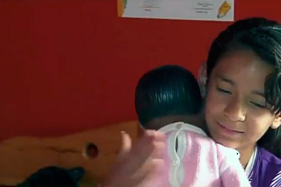 Con bebés robot buscan reducir embarazos en adolescentes