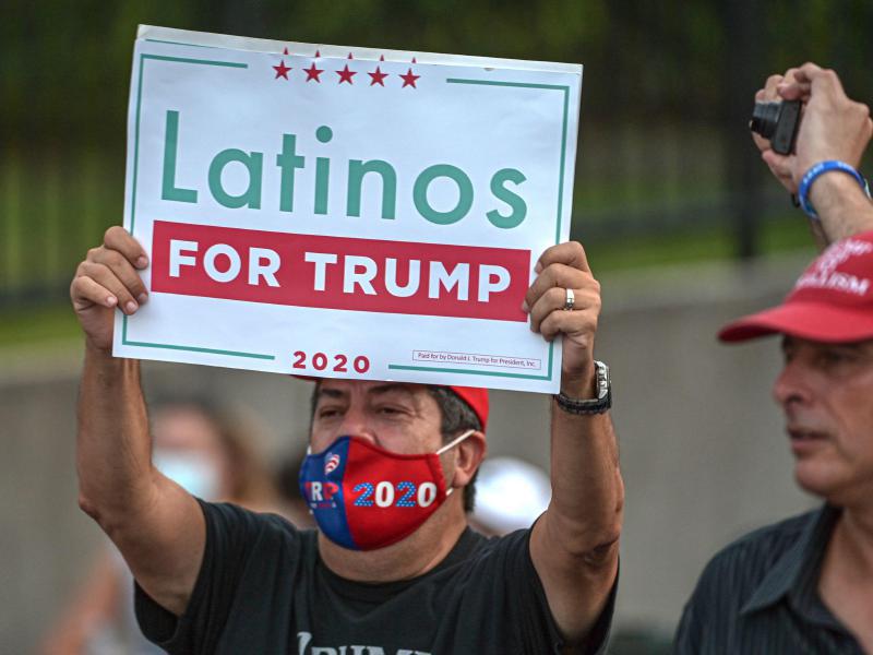 Imagen de archivo: un hombre sostiene una pancarta de "Latinos for Trump".