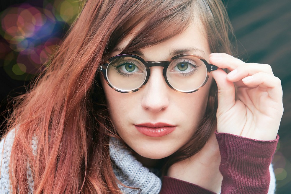 ¿Qué tienen que ver las gafas con la inteligencia? Más de lo que se imagina