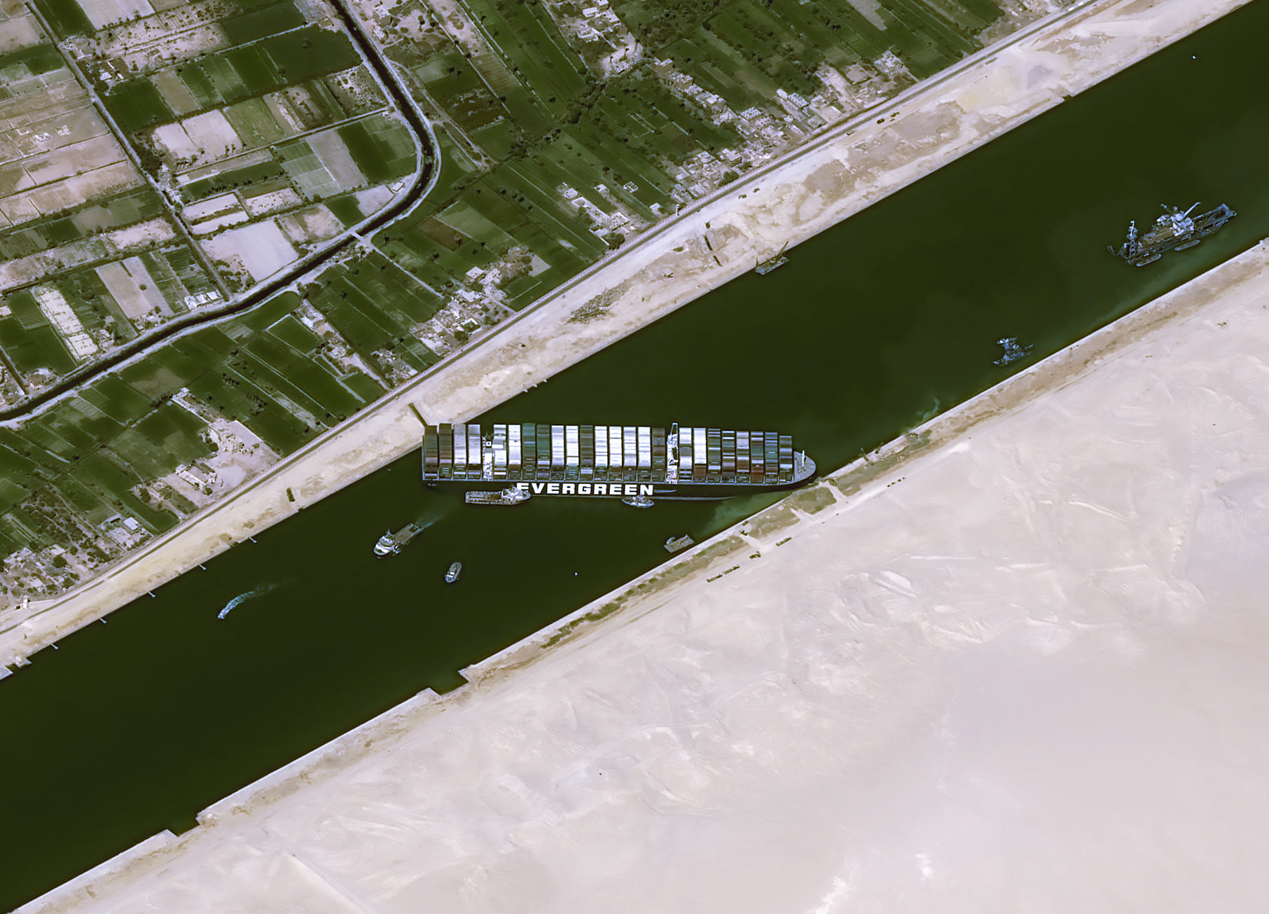 Cierran canal del Suez por bloqueo de barco encallado