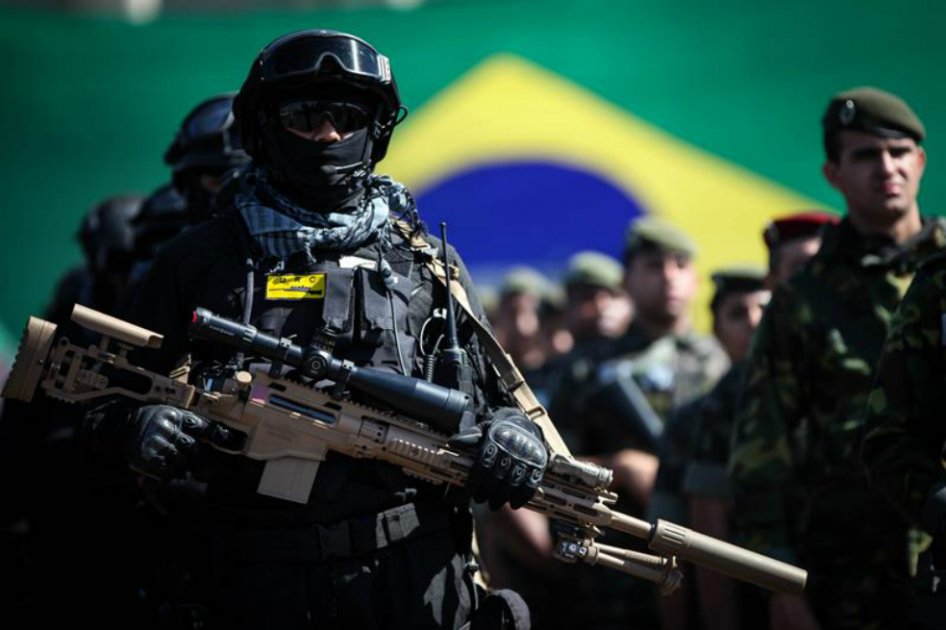 Miembros de las Fuerzas Especiales del Ejército brasileño forman este viernes, en el evento de presentación de las fuerzas de seguridad y emergencia para los Juegos Olímpicos. / EFE
