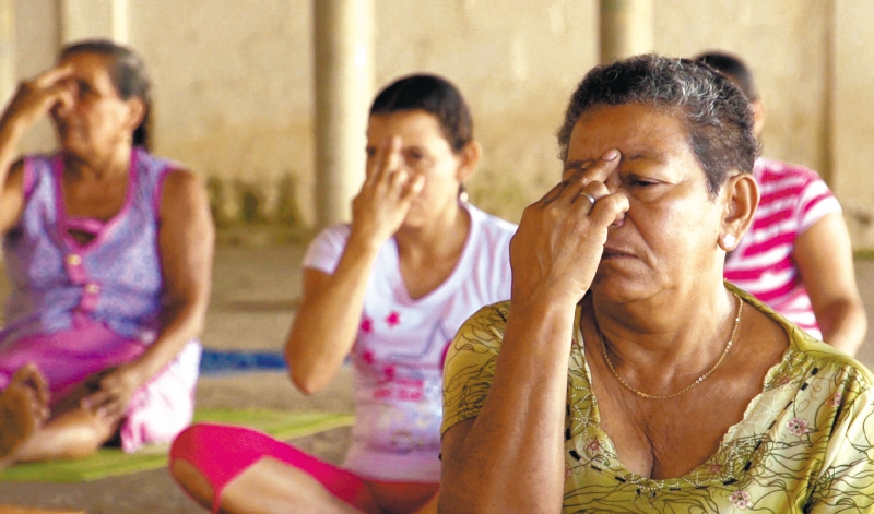 El yoga como camino para reconciliar un país violento