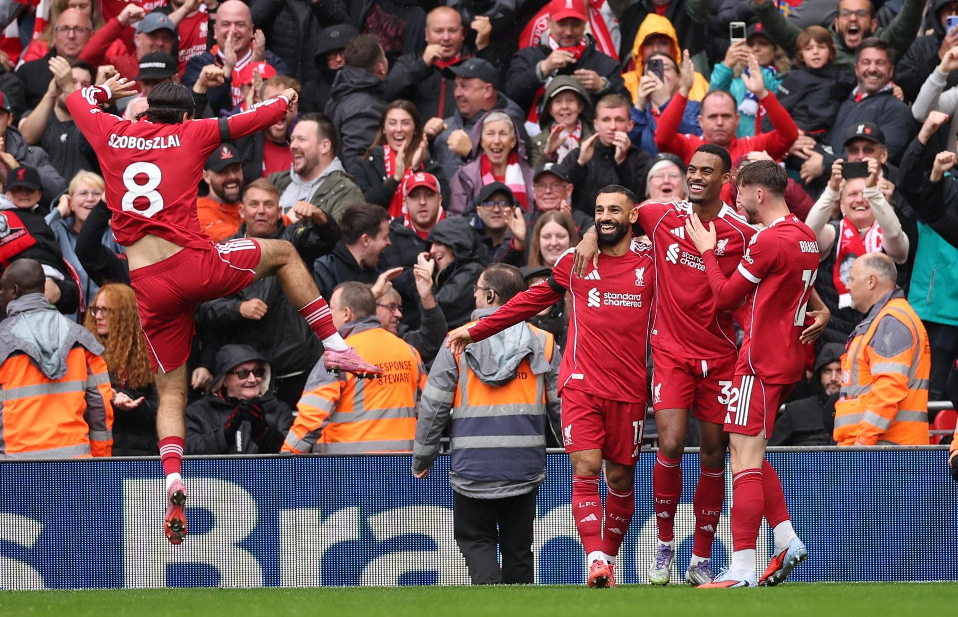 LIVERPOOL (United Kingdom), 20/09/2025.- Ryan Gravenberch of Liverpool (2-R) celebrates scoring the 1-0 goal during the English Premier League football match between Liverpool FC and Everton FC, in Liverpool, Britain, 20 September 2025. (Reino Unido) EFE/EPA/ADAM VAUGHAN EDITORIAL USE ONLY. No use with unauthorized audio, video, data, fixture lists, club/league logos, 'live' services or NFTs. Online in-match use limited to 120 images, no video emulation. No use in betting, games or single club/league/player publications.
