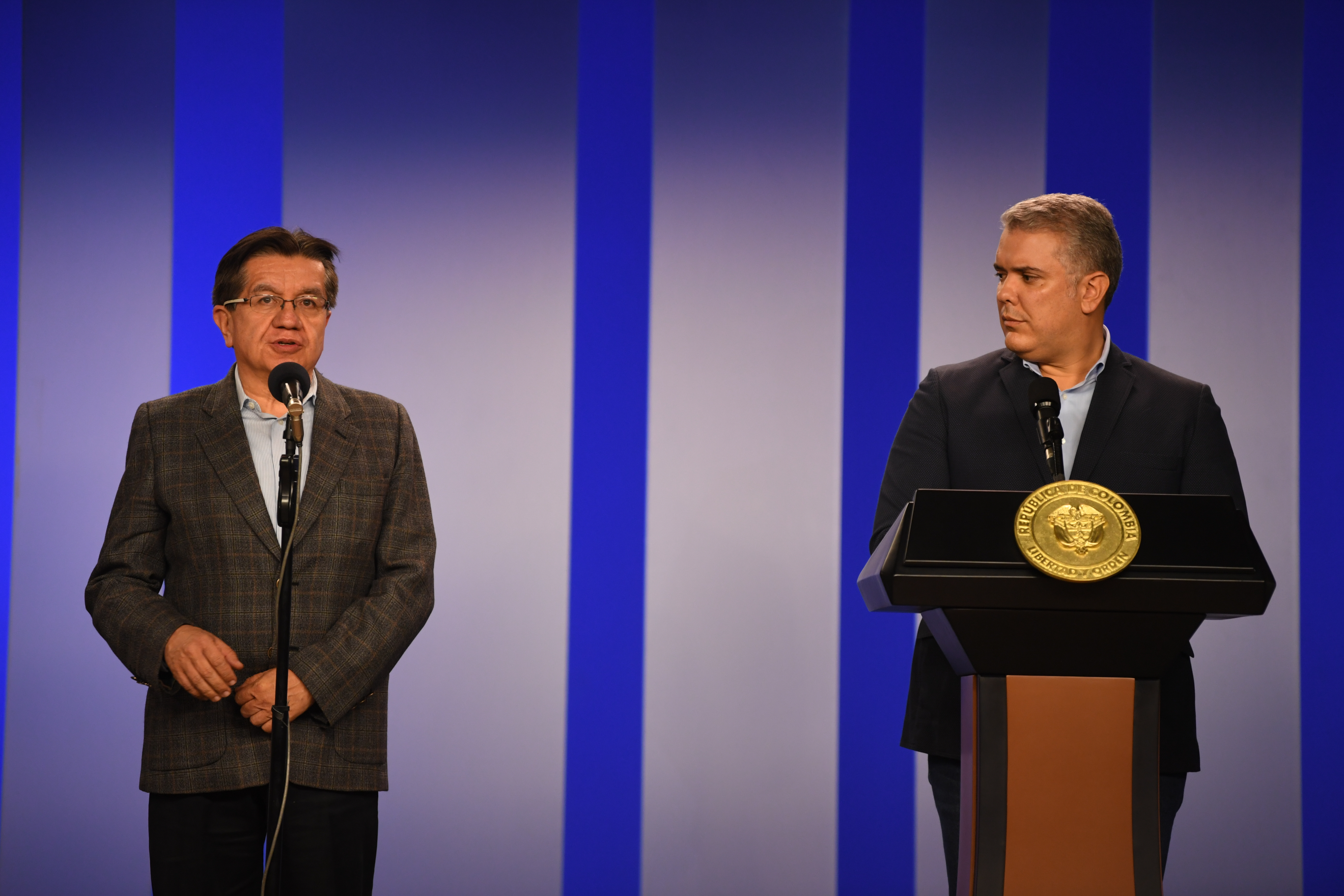 Presidente de Colombia durante rueda de prensa junto a María Victoria Angulo, ministra de Educación y Fernando Ruiz ministro de salud a días de decretarse el aislamiento obligatorio por la pandemia del nuevo coronavirus covid – 19 en el país
