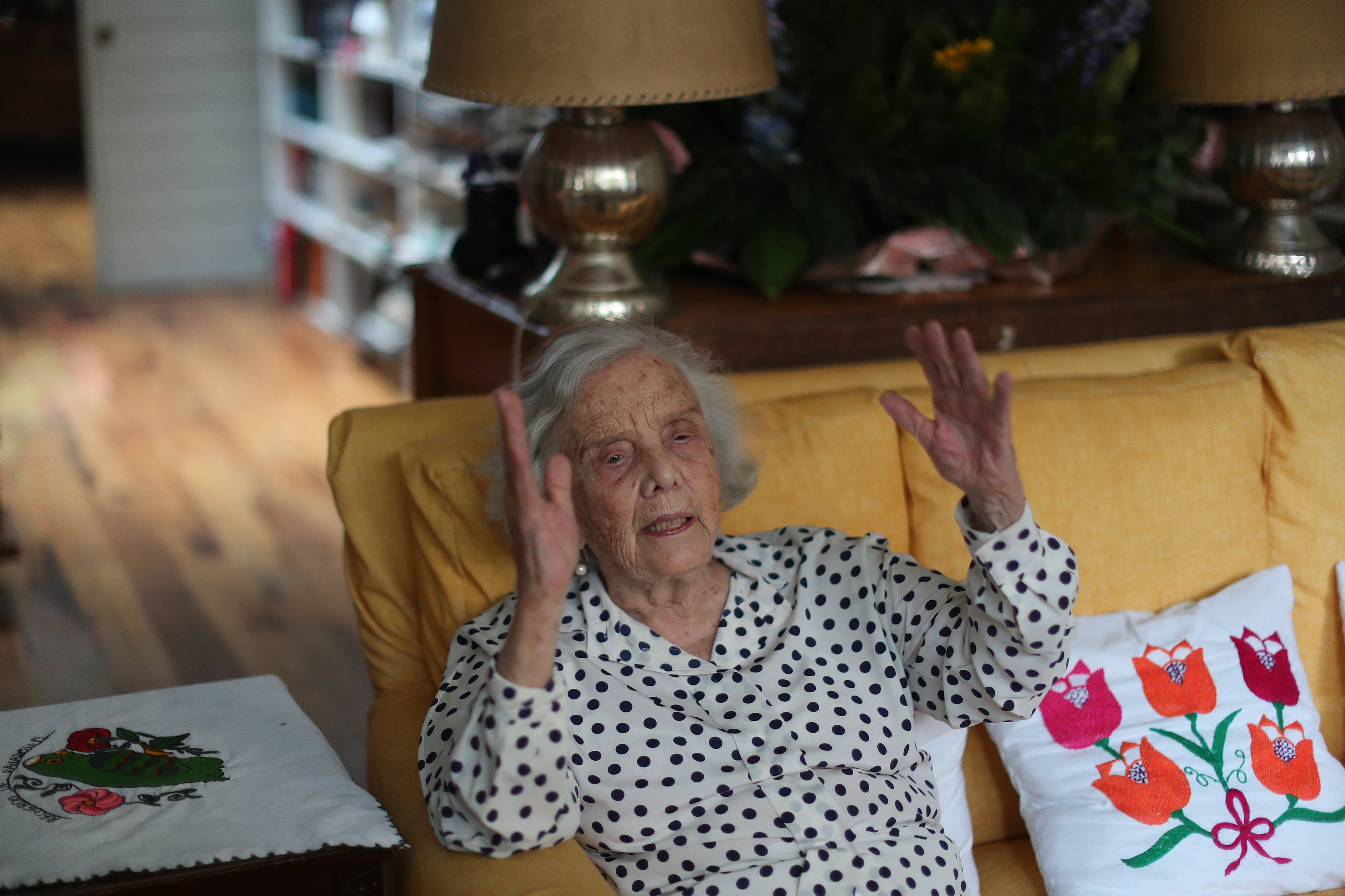 MEX4155. CIUDAD DE MÉXICO (MÉXICO), 18/05/2022 .- La periodista y escritora mexicana Elena Poniatowska habla durante una entrevista con Efe, el 16 de mayo de 2022, en Ciudad de México. A sus 90 años, que cumple este jueves, la Premio Cervantes Elena Poniatowska sospecha contar con algo de talento para escribir, aunque cree que la curiosidad y la capacidad de trabajo han sido la semilla de sus más de 40 libros. EFE/ Sáshenka Gutiérrez