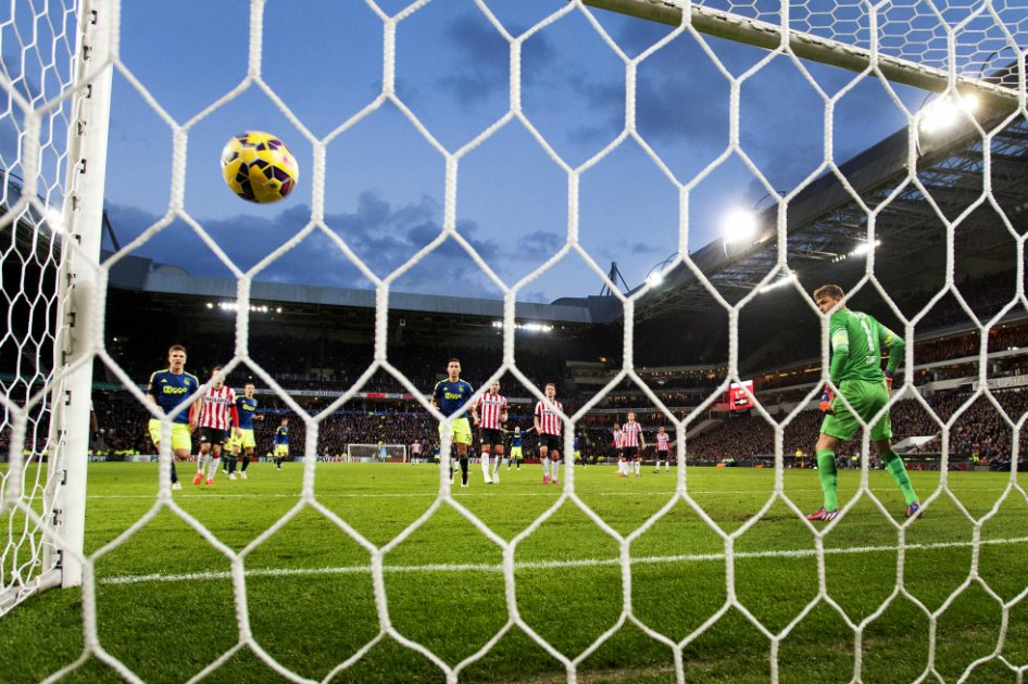 Ajax ganó al PSV y recortó la ventaja por el liderato en Holanda