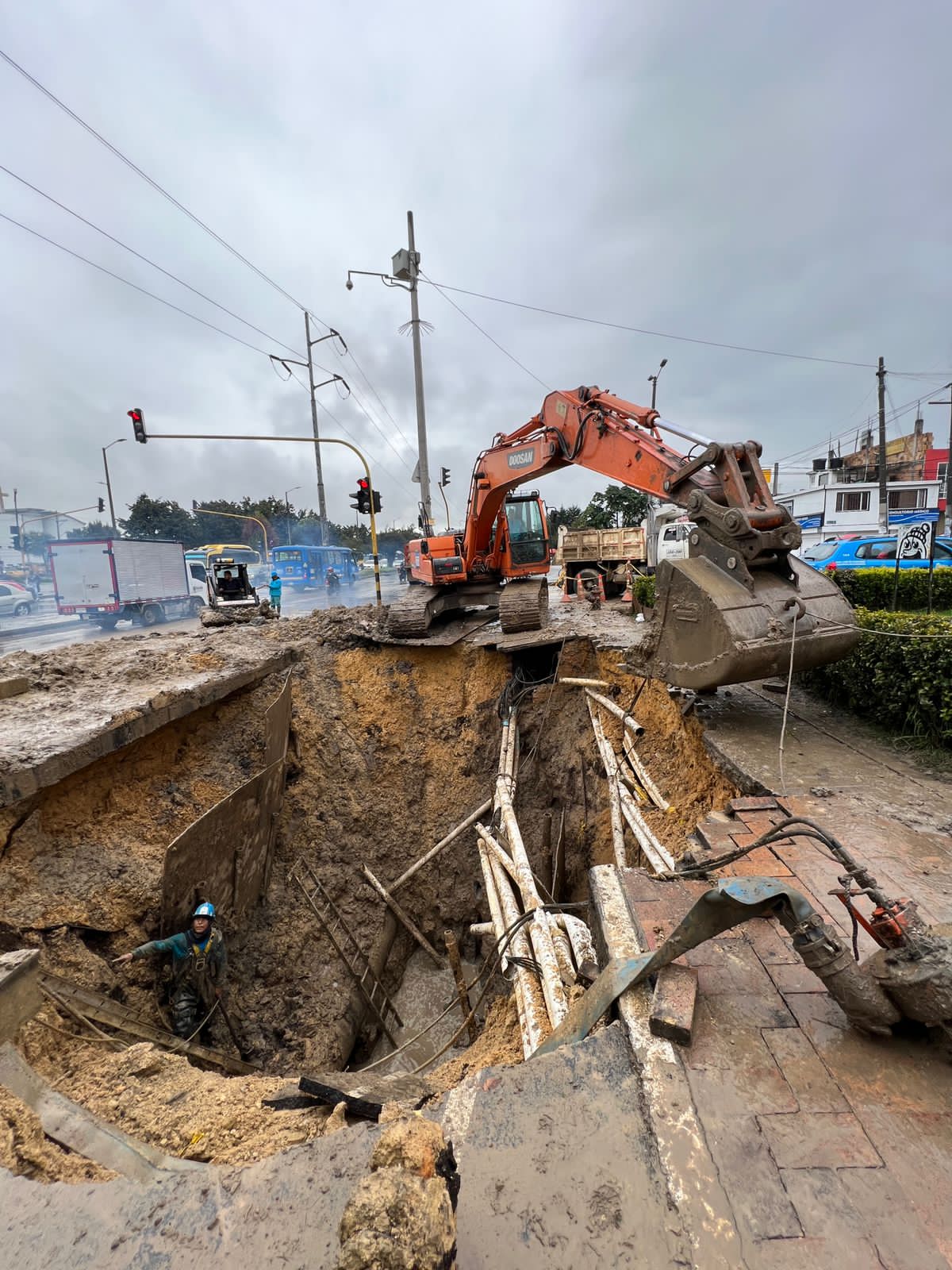 En este momento el Acueducto avanza en las labores de excavación a una profundidad de 6 metros para reparar de la tubería en la avenida Ciudad de Cali con 129.