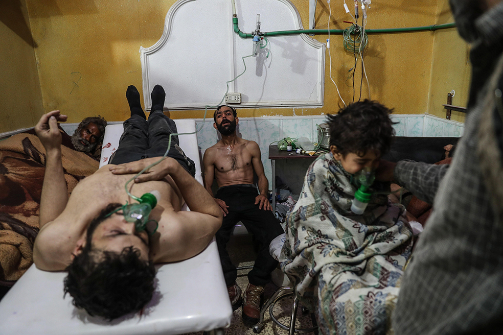 "Víctimas de un supuesto ataque de gas reciben tratamiento en Ghouta", en la categoría “Spot News”Mohammed Badra (Siria)El retrato de un niño en Chad que refleja la desertificación del país africano y la imagen de una guardabosques en Zimbabue ataviada con ropa y camuflaje militar completan las seis nominaciones.