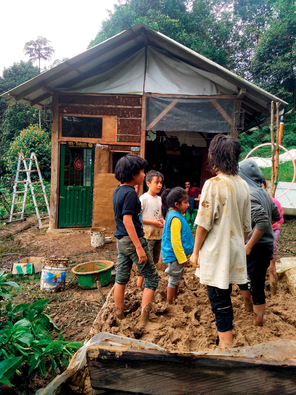 La inevitable presión sobre la escuela de la niña empezó a resolverse con la creación del bosque escuela El Pájaro Carpintero. Cuatro familias vecinas, con niños entre los 6 y los 12 años, asumimos la educación de nuestros hijos: cada familia recibe a los niños un día. El quinto día es de minga –trabajo comunitario– en una de las casas, donde se deciden las labores a realizar y se prepara comida para todos. En el momento hay clases de naturaleza, música, arte, lectoescritura, matemáticas, inventos, ancestralidad, teatro, danza y yoga, dirigidas por los mismos padres, según su perfil. "Educación para la vida y para toda la familia", nos gusta decirle. Habrá que ver si cuando grande Violeta tiene pesadillas...    