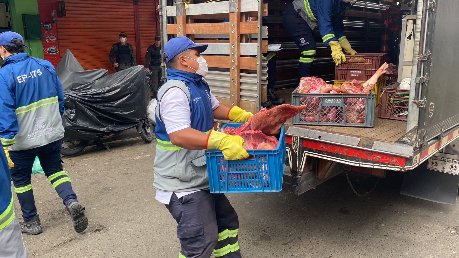 En un segundo operativo en la conocida calle del pescado de Medellín incautaron cerca de dos toneladas y media de carne y pescado en mal estado.