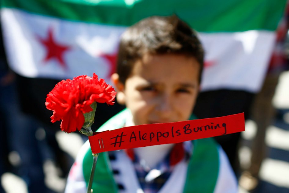 Manifestantes sirios protestaron en Estambul (Turquía) contra el presidente Bashar Al Assad. / EFE