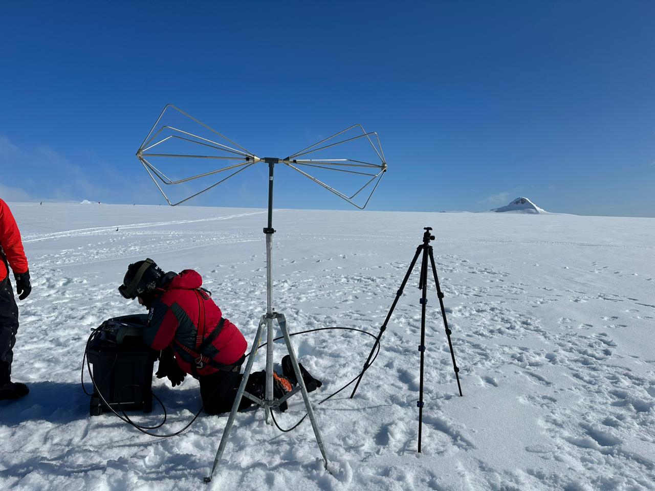 Como parte de las pruebas, los científicos instalaron una antena de radioastronomía de baja frecuencia en la Antártida, durante la undécima Expedición Antártica de Colombia.