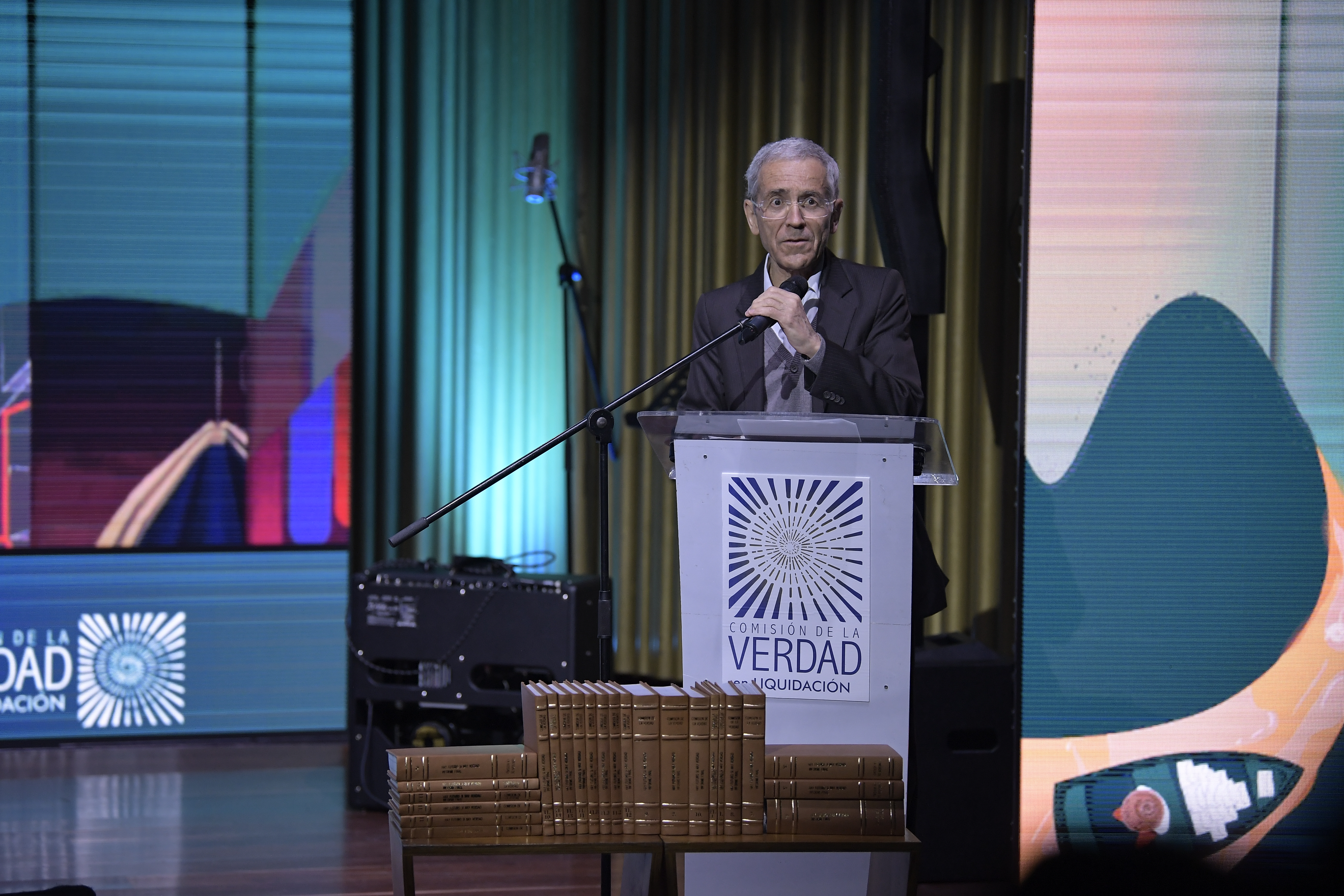 Padre y presidente de la Comisión de Esclarecimiento de la Verdad (CEV) , hace la entrega simbólica del fondo documental digital de la Comisión de Esclarecimiento de la Verdad (CEV) al Archivo General de la Nación.