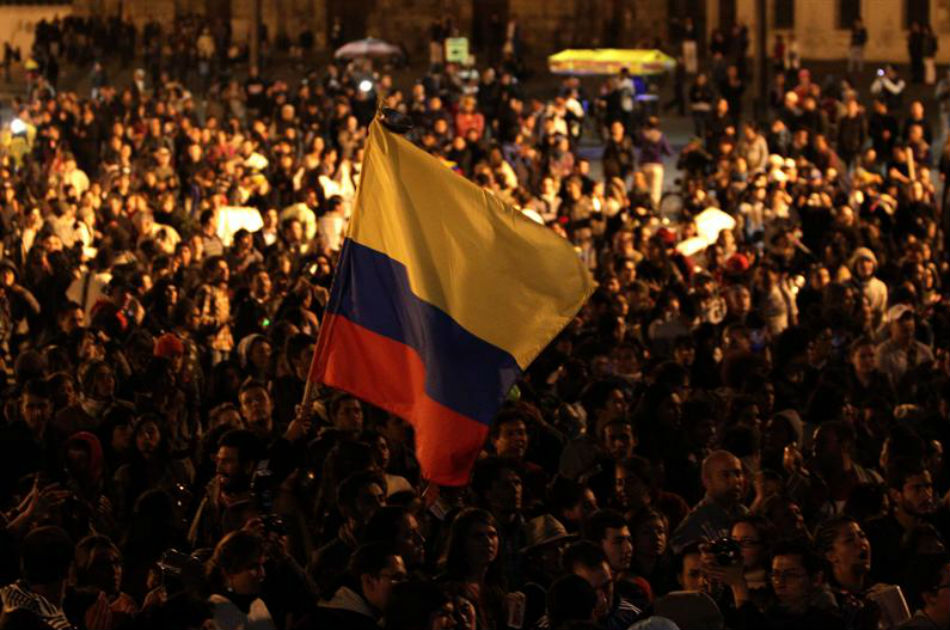 Manifestantes participan en un cacerolazo en la Plaza de Bolívar en Bogotá