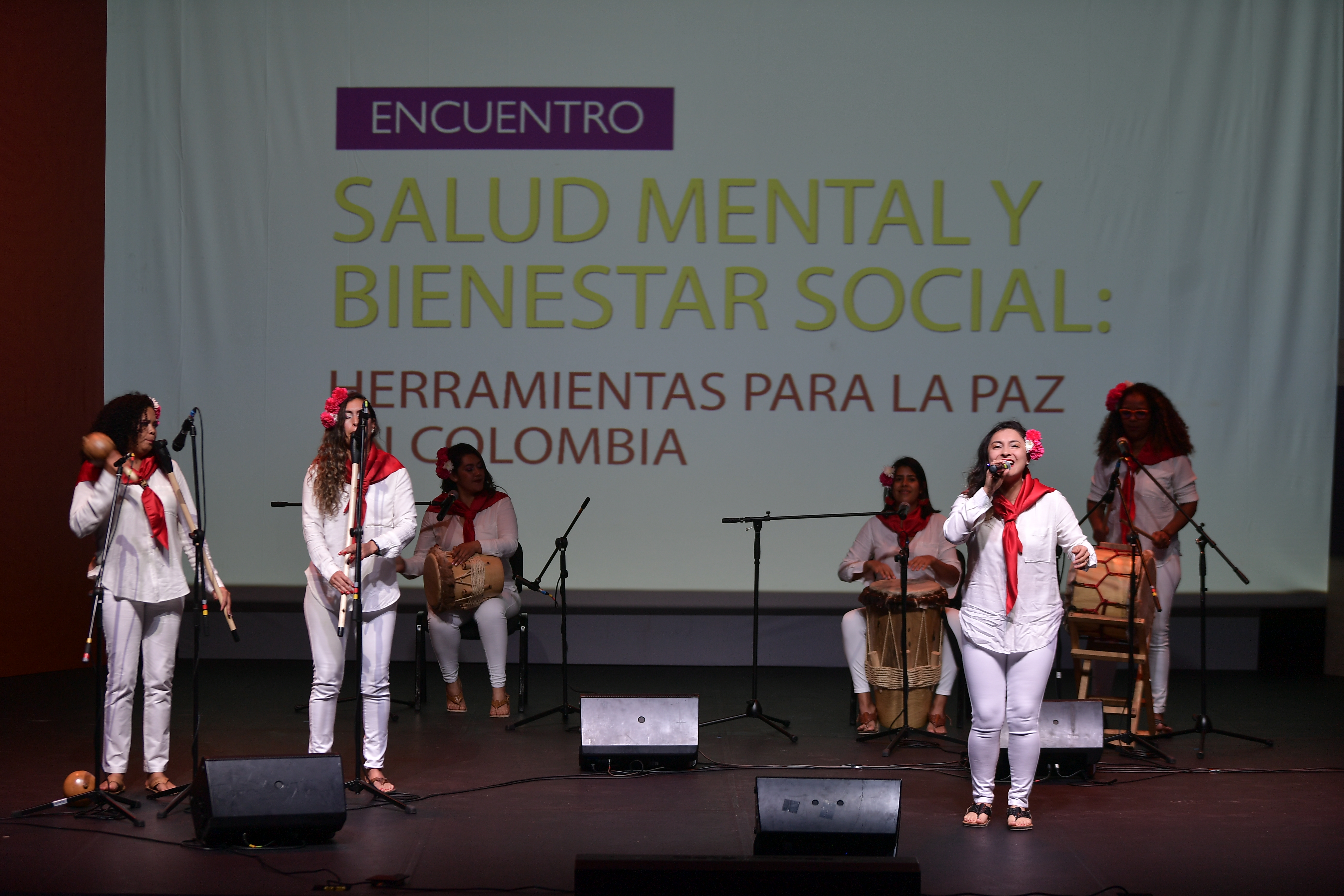 Grupo de gaitas femenino Flor de Cerezo durante el evento Salud Mental y Bienestar Social: Herramientas para la Paz en Colombia, organizado por la OIM y USAID.